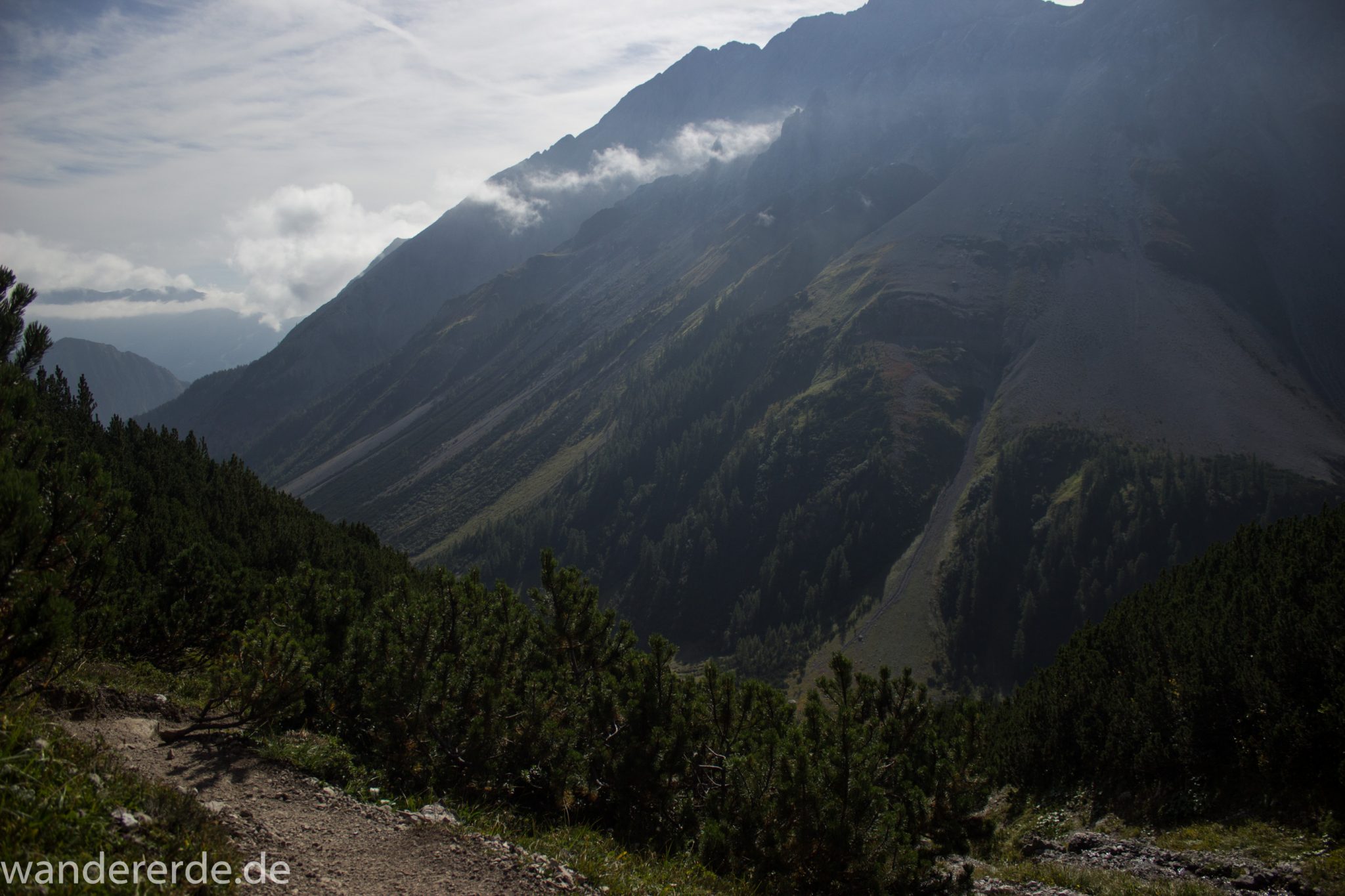 Alpenüberquerung Fernwanderweg E5 Oberstdorf Meran, 3. Etappe von Memminger Hütte zur Skihütte Zams, nach Erreichen der Seescharte folgt ein sehr langer Abstieg ins Lochbachtal Richtung Zams, Aussicht auf die umliegenden Berge, grüne Vegetation ist wieder erreicht, Blick auf schmalen schönen Wanderpfad