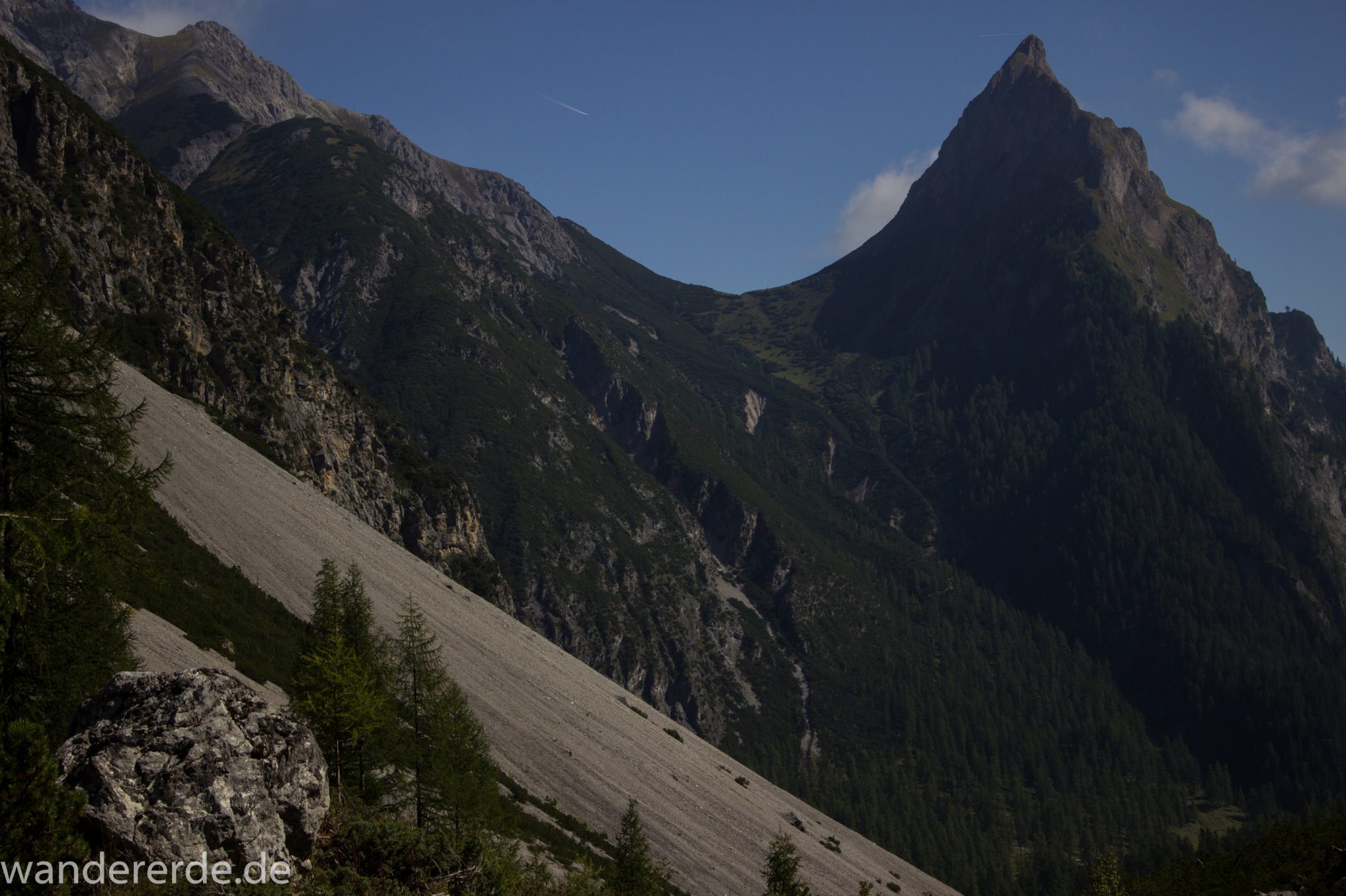 Alpenüberquerung Fernwanderweg E5 Oberstdorf Meran, 3. Etappe von Memminger Hütte zur Skihütte Zams, nach Erreichen der Seescharte folgt ein sehr langer Abstieg auf schmalem Wanderpfad Richtung Zams, Aussicht im Lochbachtal, Aussicht auf äußerst beeindruckenden Berggipfel der Alpen, steile Berghänge mit viel Geröll oder mit dichtem Wald bewachsen