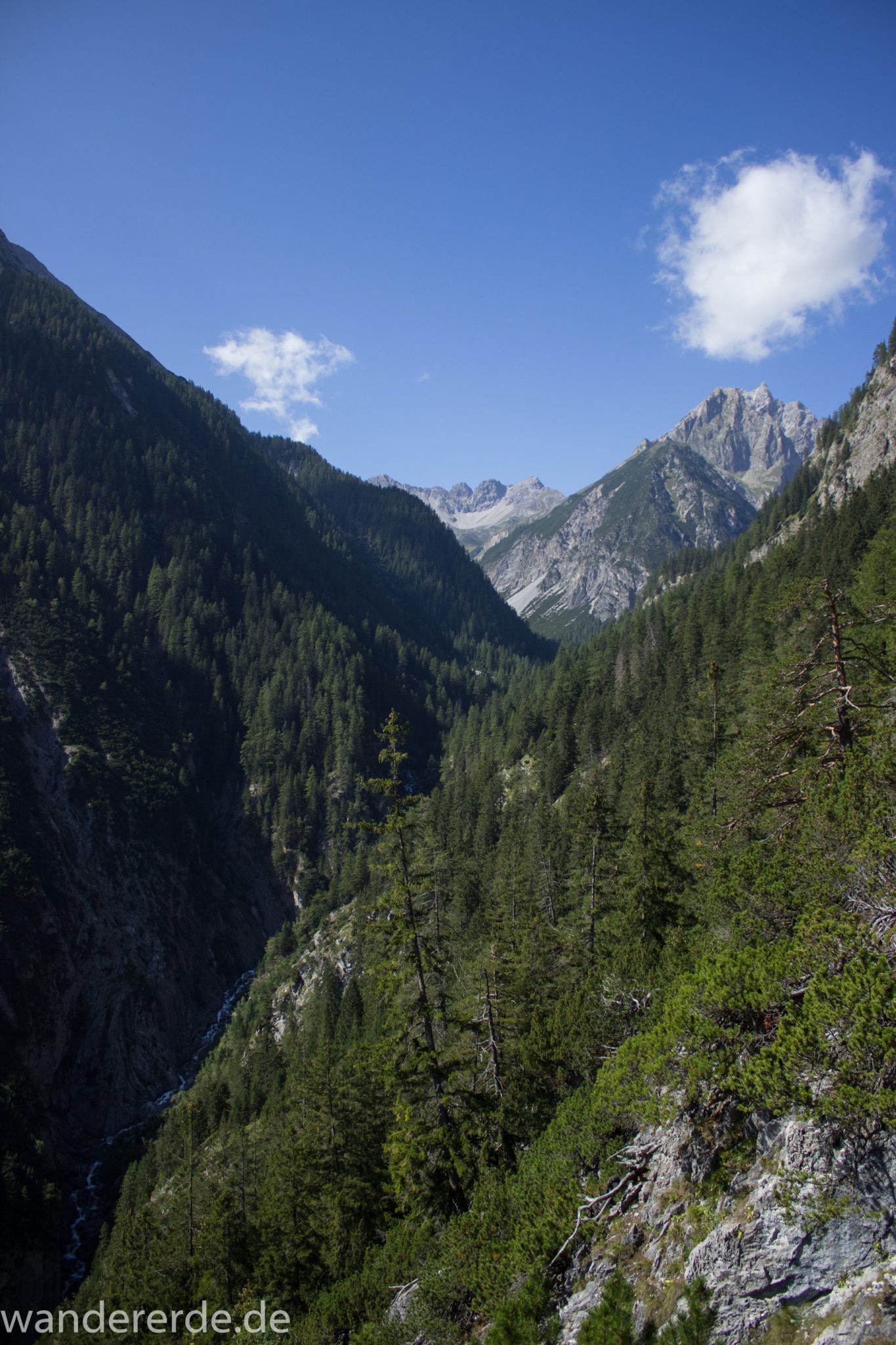 Alpenüberquerung Fernwanderweg E5 Oberstdorf Meran, 3. Etappe von Memminger Hütte zur Skihütte Zams, nach Erreichen der Seescharte folgt ein sehr langer Abstieg auf schmalem Wanderpfad Richtung Zams durch das Zammer Loch, Abschnitt  mit saftig grüner Vegetation, viele Bäume spenden Schatten, in unzähligen Serpentinen geht es abwärts Richtung Zams durch eine beeindruckende Schlucht