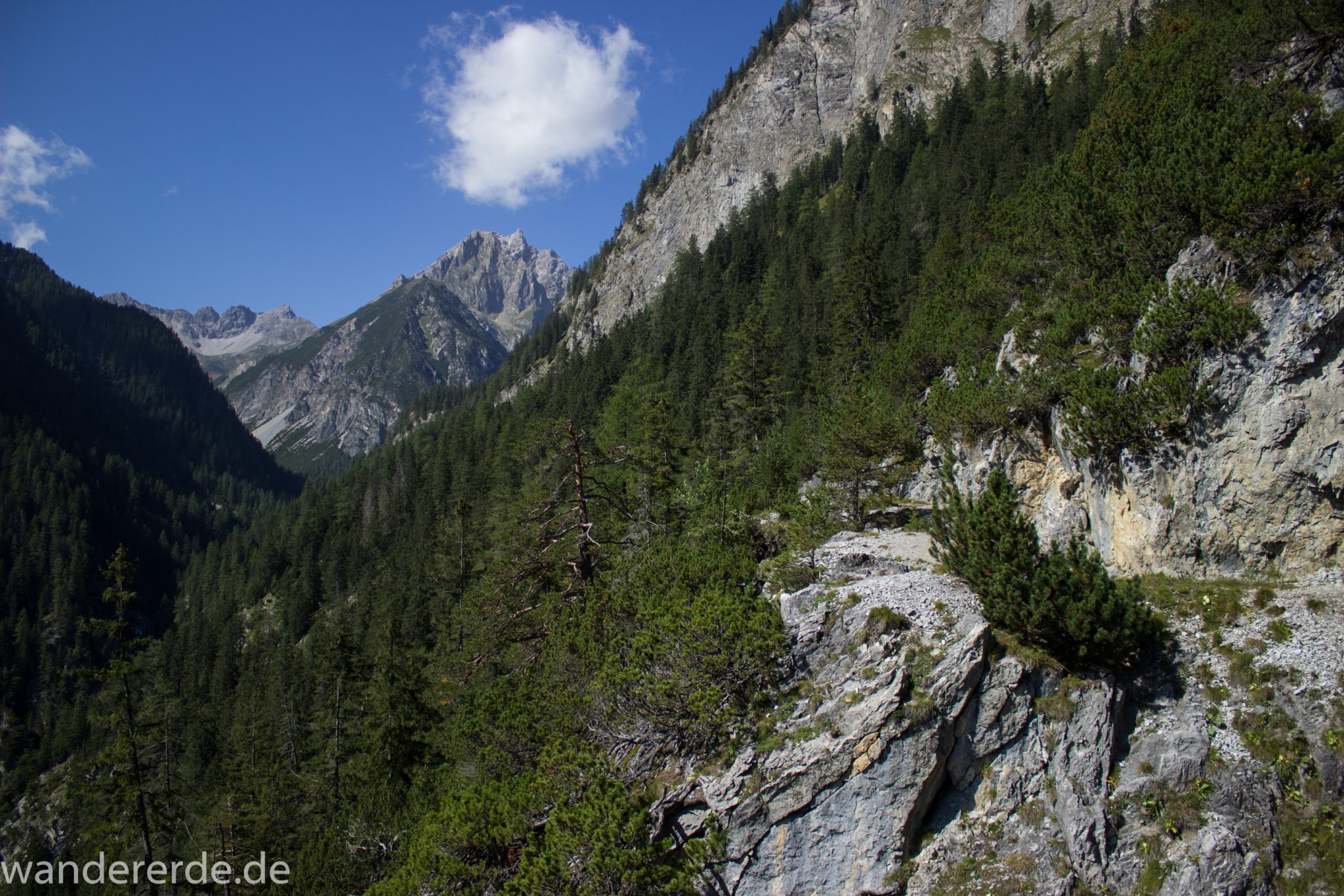Alpenüberquerung Fernwanderweg E5 Oberstdorf Meran, 3. Etappe von Memminger Hütte zur Skihütte Zams, nach Erreichen der Seescharte folgt ein sehr langer Abstieg auf schmalem Wanderpfad Richtung Zams durch das Zammer Loch, Abschnitt  mit saftig grüner Vegetation, viele Bäume spenden Schatten, in unzähligen Serpentinen geht es abwärts Richtung Zams durch eine beeindruckende Schlucht