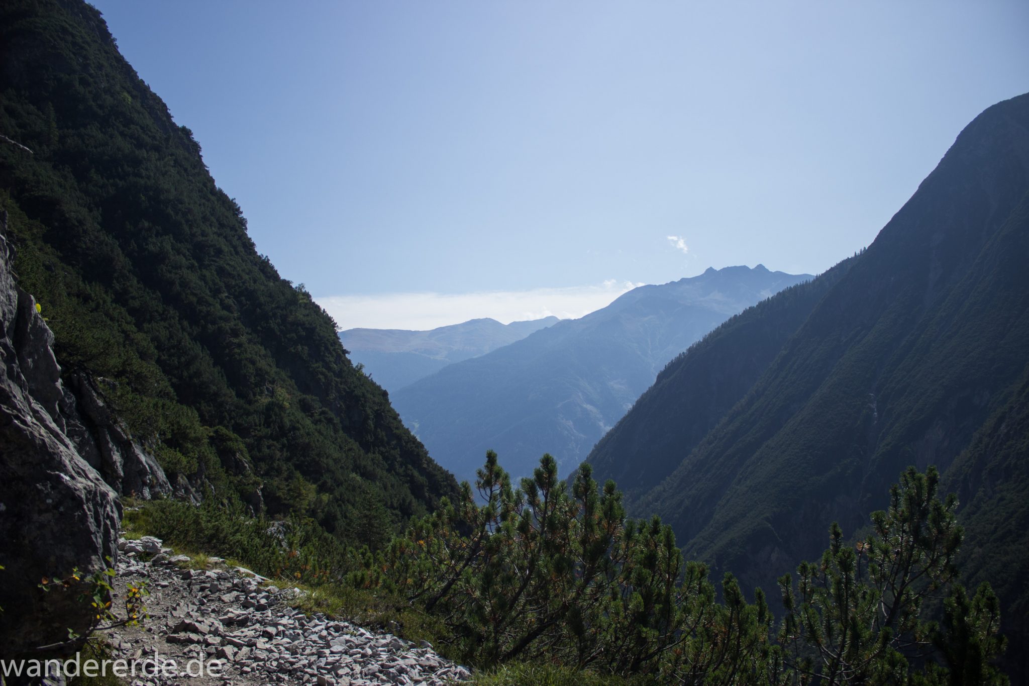 Alpenüberquerung Fernwanderweg E5 Oberstdorf Meran, 3. Etappe von Memminger Hütte zur Skihütte Zams, nach Erreichen der Seescharte folgt ein sehr langer Abstieg auf schmalem Wanderpfad Richtung Zams durch das Zammer Loch, Abschnitt  mit saftig grüner Vegetation, ab und zu Schatten, in unzähligen Serpentinen geht es abwärts Richtung Zams durch eine beeindruckende Schlucht mit grandiosen Ausblicken