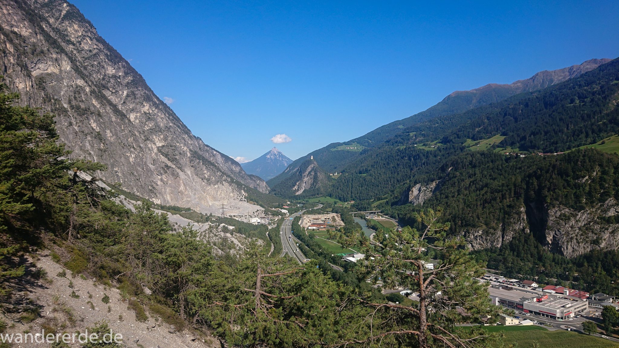 Alpenüberquerung Fernwanderweg E5 Oberstdorf Meran, 3. Etappe von Memminger Hütte zur Skihütte Zams, nach Erreichen der Seescharte folgt ein sehr langer Abstieg auf schmalem Wanderpfad Richtung Zams durch das Zammer Loch, Abschnitt  mit saftig grüner Vegetation, ab und zu Schatten, in unzähligen Serpentinen geht es abwärts Richtung Zams, hier kurz vor Erreichen des Ortes Zams