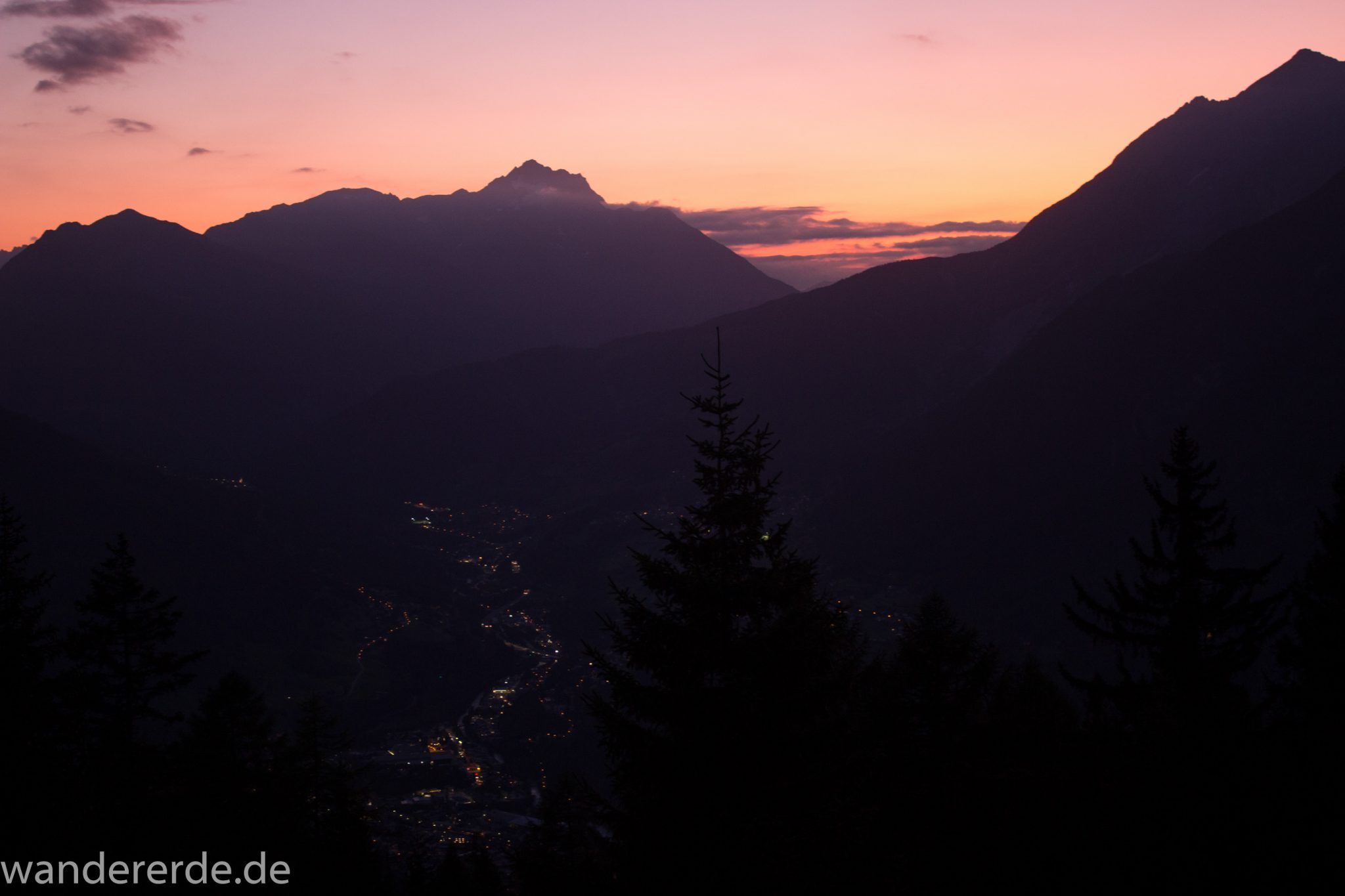 Alpenüberquerung Fernwanderweg E5 Oberstdorf Meran, 3. Etappe von Memminger Hütte zur Skihütte Zams, nach Erreichen des Ortes Zams geht es mit der Venetbergbahn zur Mittelstation des Berges Venet und dann in kurzer Zeit zur Skihütte Zams, hier Aussicht auf Sonnenuntergang von der Skihütte Zams, im Tal Ort Zams