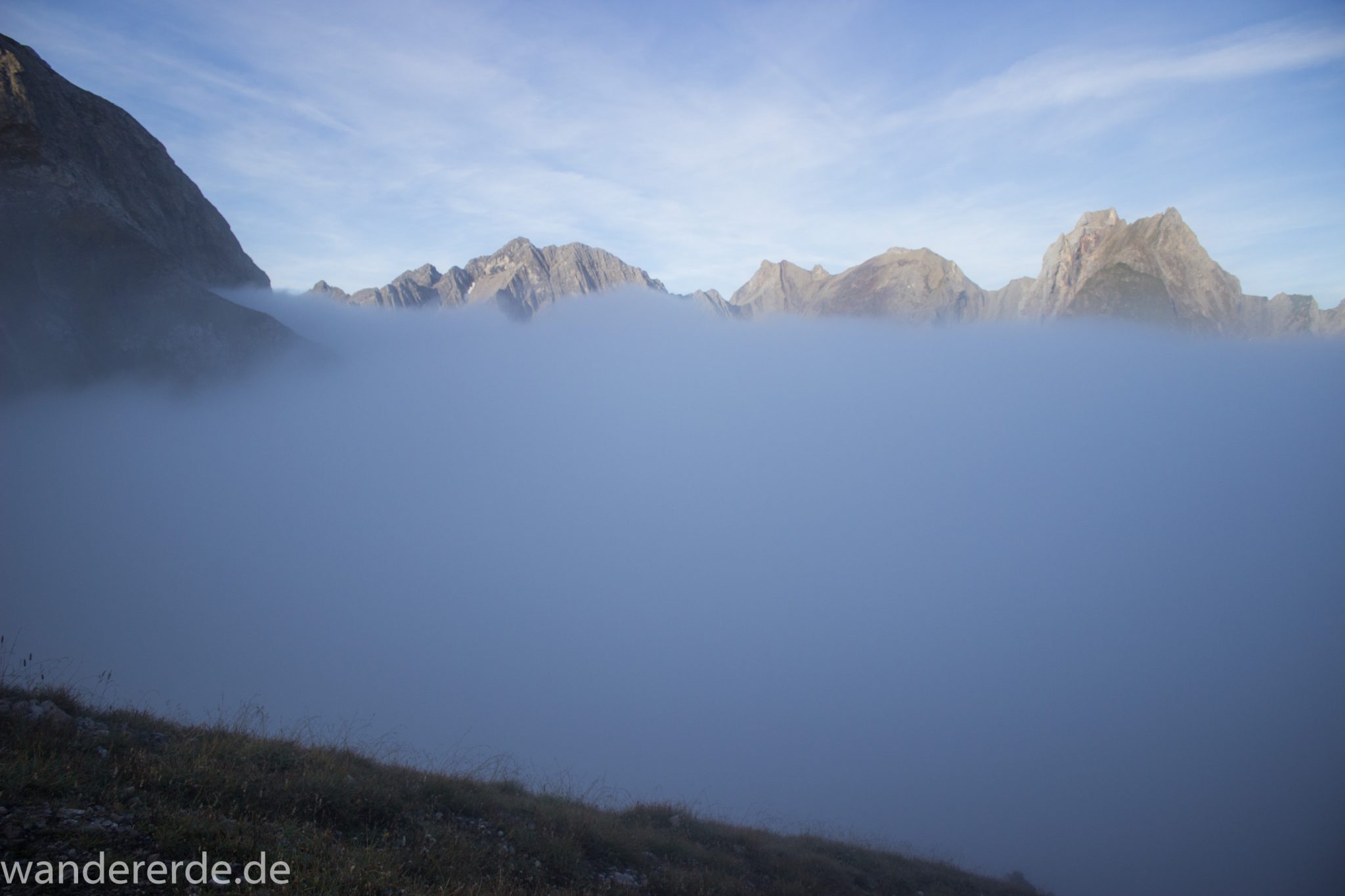 Alpenüberquerung Fernwanderweg E5 Oberstdorf Meran, 3. Etappe von Memminger Hütte zur Skihütte Zams, Berge sind am frühen Morgen noch in Nebel getaucht, aber die Sonne scheint, herrliches Wetter zum Wandern