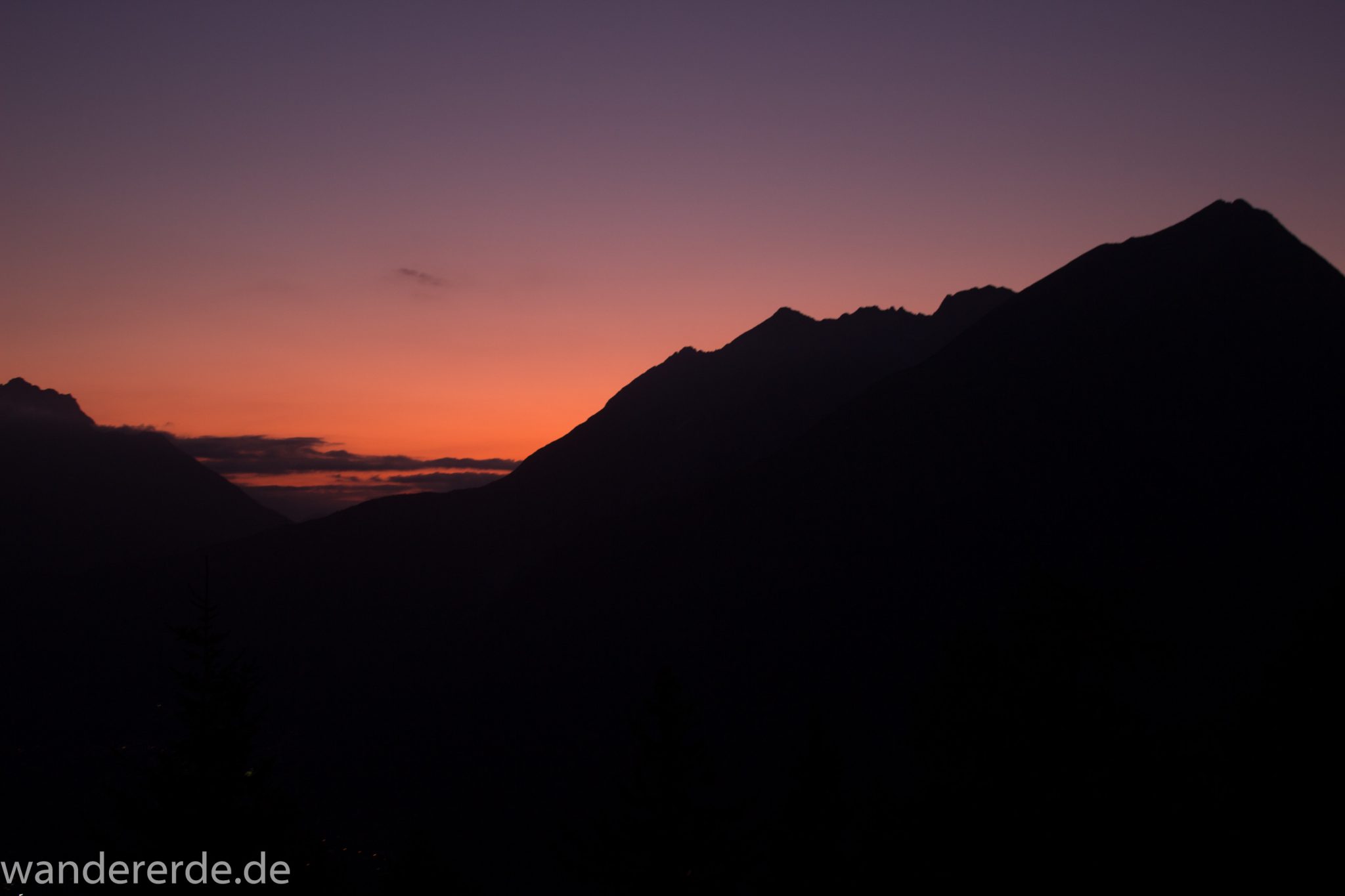 Alpenüberquerung Fernwanderweg E5 Oberstdorf Meran, 3. Etappe von Memminger Hütte zur Skihütte Zams, nach Erreichen des Ortes Zams geht es mit der Venetbergbahn zur Mittelstation des Berges Venet und dann in kurzer Zeit zur Skihütte Zams, hier Aussicht auf Sonnenuntergang von der Skihütte Zams, im Tal Ort Zams