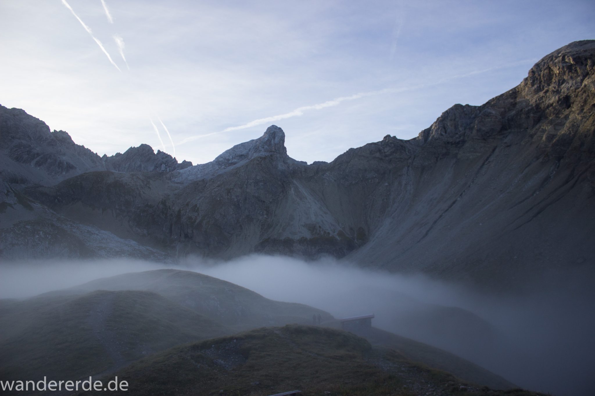 Alpenüberquerung Fernwanderweg E5 Oberstdorf Meran, 3. Etappe von Memminger Hütte zur Skihütte Zams, Berge sind am frühen Morgen noch in Nebel getaucht, aber die Sonne scheint, herrliches Wetter zum Wandern, E5 Wanderweg führt zu Beginn der dritten Etappe ab der Memminger Hütte über steilen und ausgesetzten Wanderweg über die Seescharte