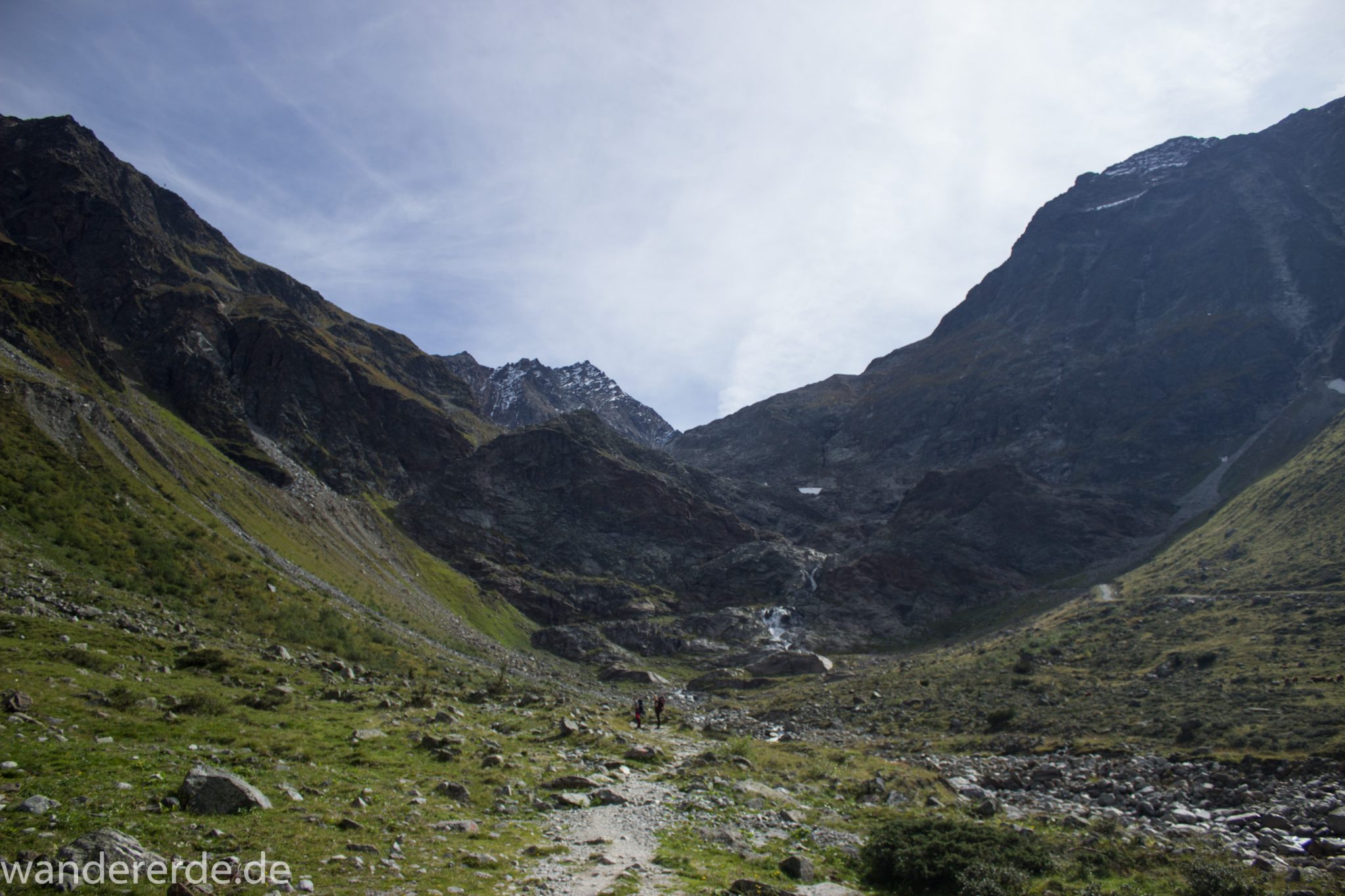 Alpenüberquerung Fernwanderweg E5 Oberstdorf Meran, 4. Etappe von Skihütte Zams zur Braunschweiger Hütte, nach Busfahrt von Wenns nach Mittelberg zunächst über breiteren Weg Richtung Braunschweiger Hütte bis zur Materialseilbahn der Braunschweiger Hütte, herrliches Wanderwetter bei strahlendem Sonnenschein, Blick auf Wanderer beim Aufstieg zur Braunschweiger Hütte über Wasserfall Weg
