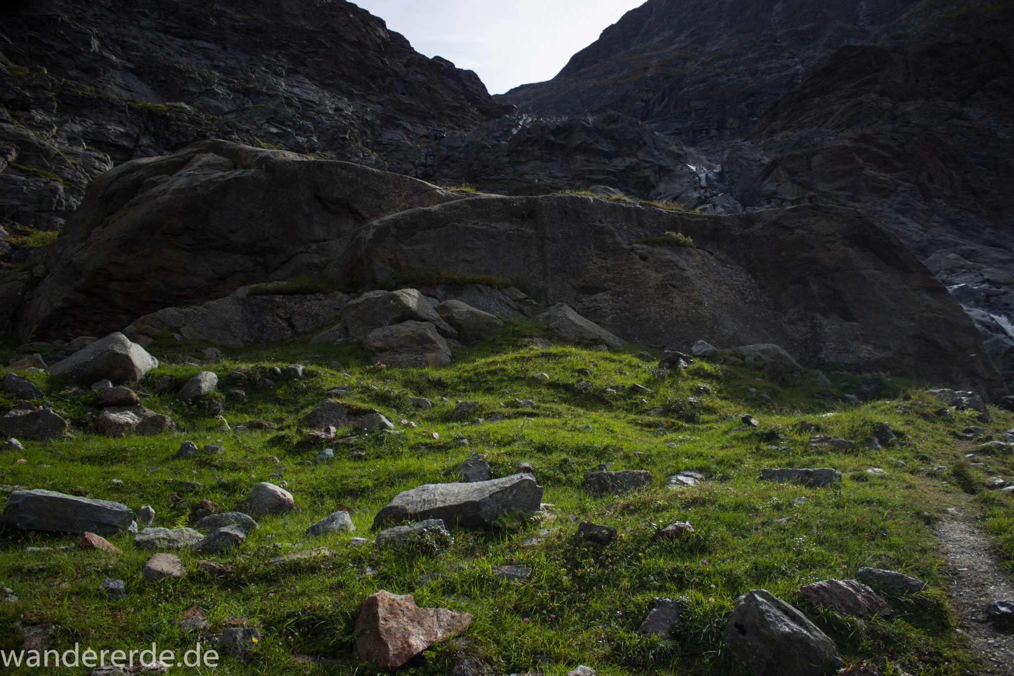 Alpenüberquerung Fernwanderweg E5 Oberstdorf Meran, 4. Etappe von Skihütte Zams zur Braunschweiger Hütte, nach Busfahrt von Wenns nach Mittelberg zunächst über breiteren Weg Richtung Braunschweiger Hütte bis zur Materialseilbahn der Braunschweiger Hütte, herrliches Wanderwetter bei strahlendem Sonnenschein, Blick auf schönen und schmalen Wanderweg zum Aufstieg zur Braunschweiger Hütte über Wasserfall Weg