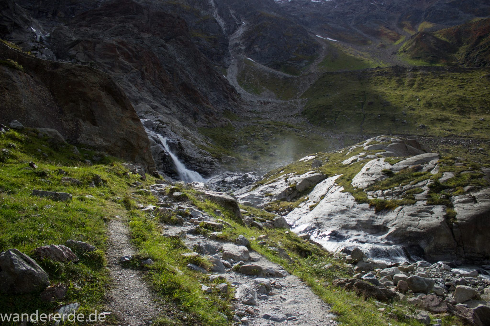 Alpenüberquerung Fernwanderweg E5 Oberstdorf Meran, 4. Etappe von Skihütte Zams zur Braunschweiger Hütte, nach Busfahrt von Wenns nach Mittelberg zunächst über breiteren Weg Richtung Braunschweiger Hütte bis zur Materialseilbahn der Braunschweiger Hütte, herrliches Wanderwetter bei strahlendem Sonnenschein, Blick auf schönen und schmalen Wanderweg zum Aufstieg zur Braunschweiger Hütte über Wasserfall Weg