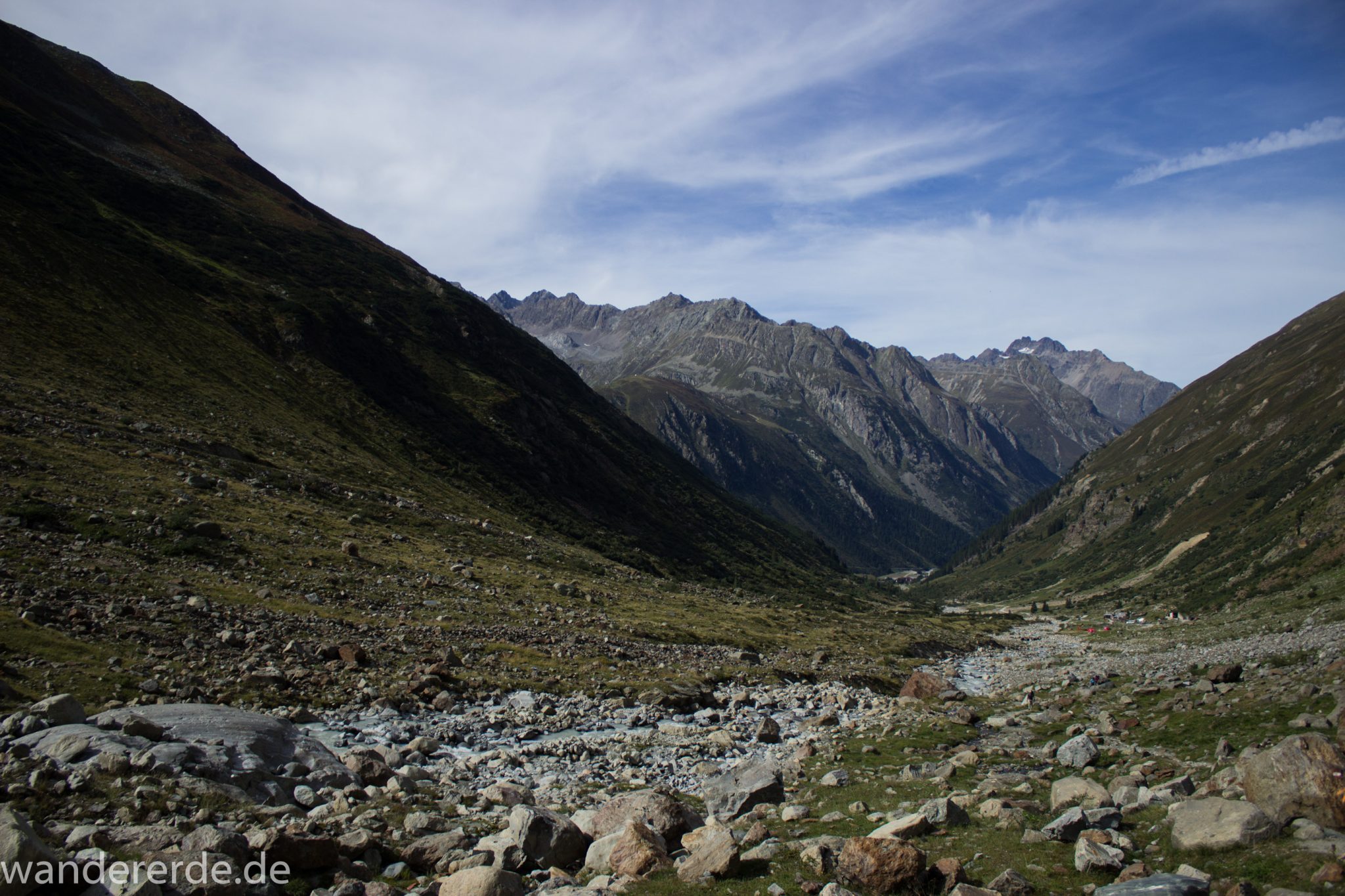 Alpenüberquerung Fernwanderweg E5 Oberstdorf Meran, 4. Etappe von Skihütte Zams zur Braunschweiger Hütte, herrliches Wanderwetter bei strahlendem Sonnenschein, Blick Richtung Materialseilbahn der Braunschweiger Hütte vom schönen und schmalen Wanderweg während Aufstieg zur Braunschweiger Hütte über Wasserfall Weg, Aussicht auf schöne Berge der Alpen