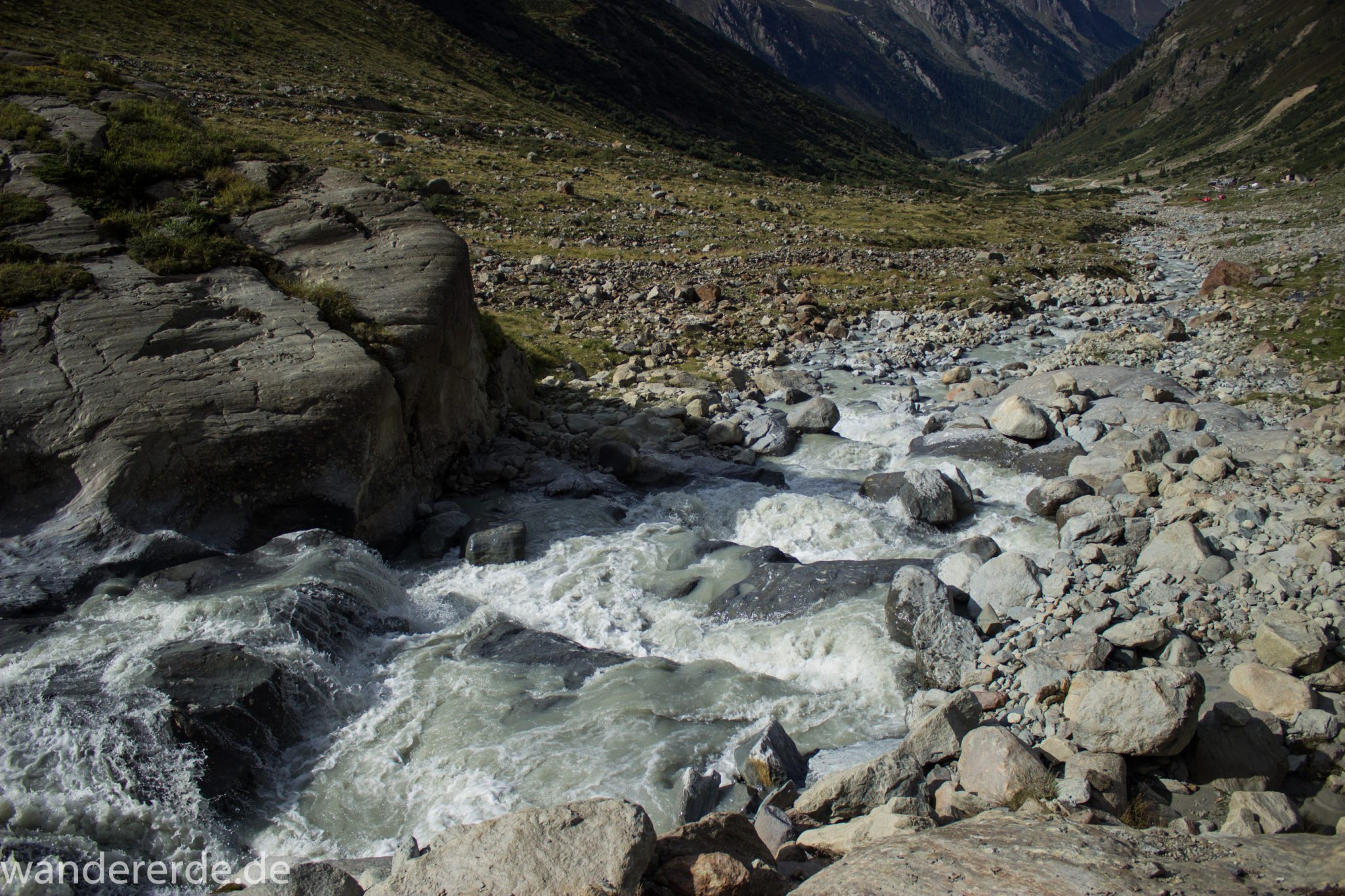 Alpenüberquerung Fernwanderweg E5 Oberstdorf Meran, 4. Etappe von Skihütte Zams zur Braunschweiger Hütte, herrliches Wanderwetter bei strahlendem Sonnenschein, Blick Richtung Materialseilbahn der Braunschweiger Hütte vom schönen und schmalen Wanderweg während Aufstieg zur Braunschweiger Hütte über Wasserfall Weg, Wanderweg über Wasserfall wird zunehmend steiler und dauert lange