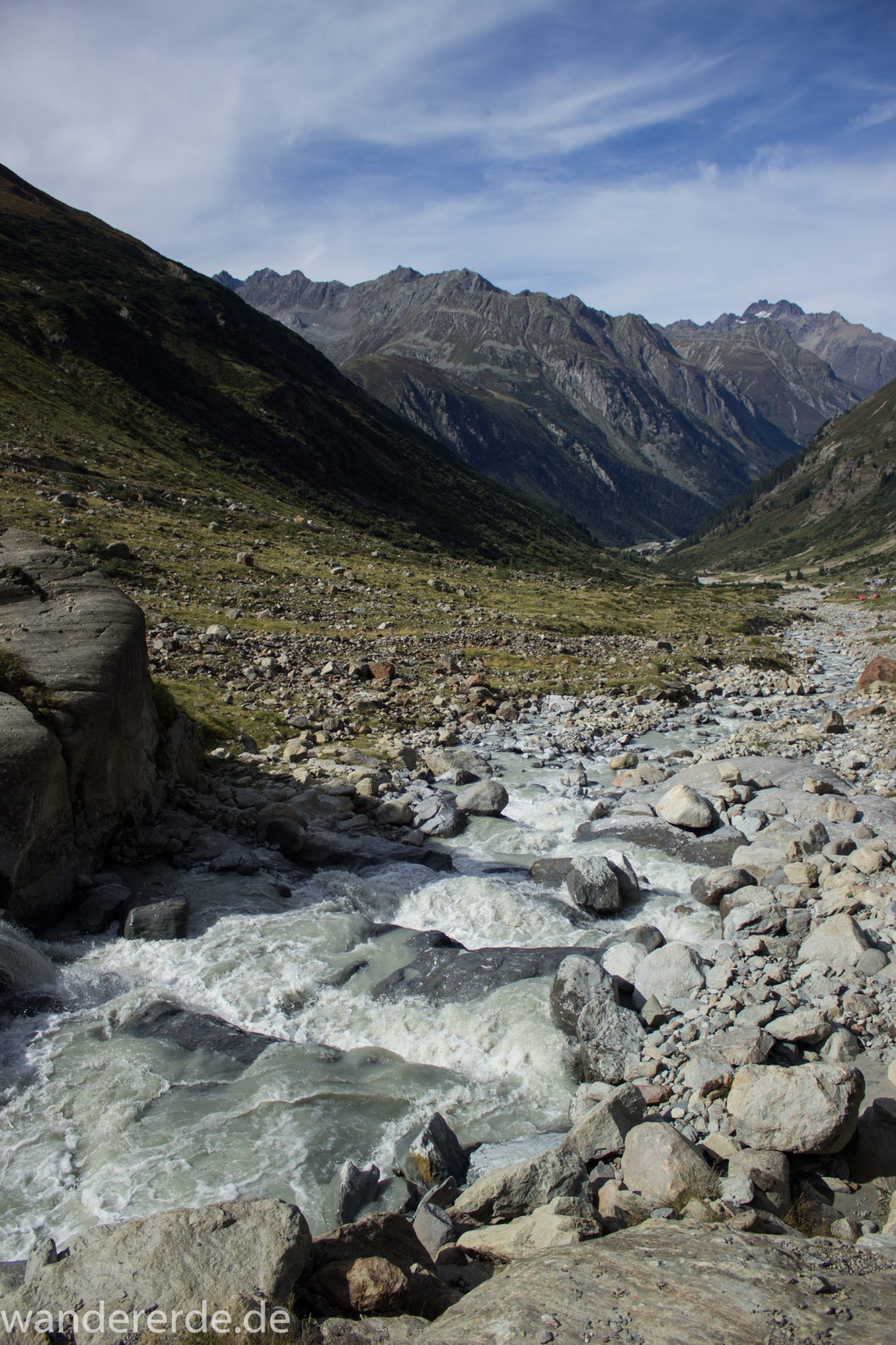Alpenüberquerung Fernwanderweg E5 Oberstdorf Meran, 4. Etappe von Skihütte Zams zur Braunschweiger Hütte, herrliches Wanderwetter bei strahlendem Sonnenschein, Blick Richtung Materialseilbahn der Braunschweiger Hütte vom schönen und schmalen Wanderweg während Aufstieg zur Braunschweiger Hütte über Wasserfall Weg, Wanderweg über Wasserfall wird zunehmend steiler und dauert lange, Aussicht auf die schönen Berge der Alpen