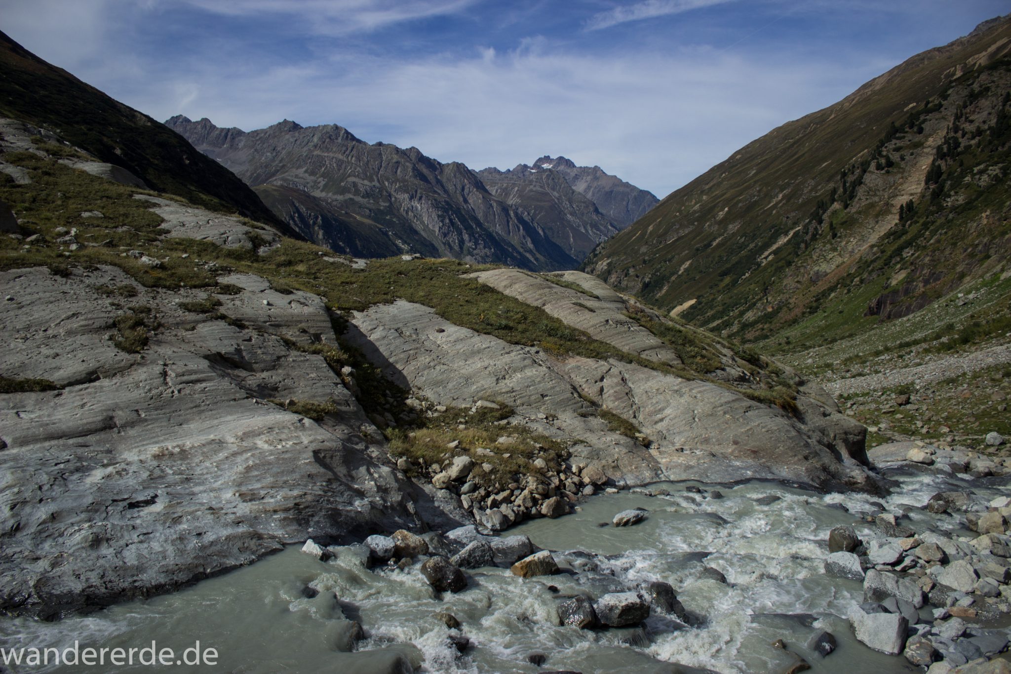 Alpenüberquerung Fernwanderweg E5 Oberstdorf Meran, 4. Etappe von Skihütte Zams zur Braunschweiger Hütte, herrliches Wanderwetter bei strahlendem Sonnenschein, Blick vom schönem und schmalem Wanderweg während Aufstieg zur Braunschweiger Hütte über Wasserfall Weg, Wanderweg über Wasserfall wird zunehmend steiler und dauert lange, Aussicht auf die schönen Berge der Alpen und Wasserfall mit Gletscherwasser und noch etwas grüne Vegetation