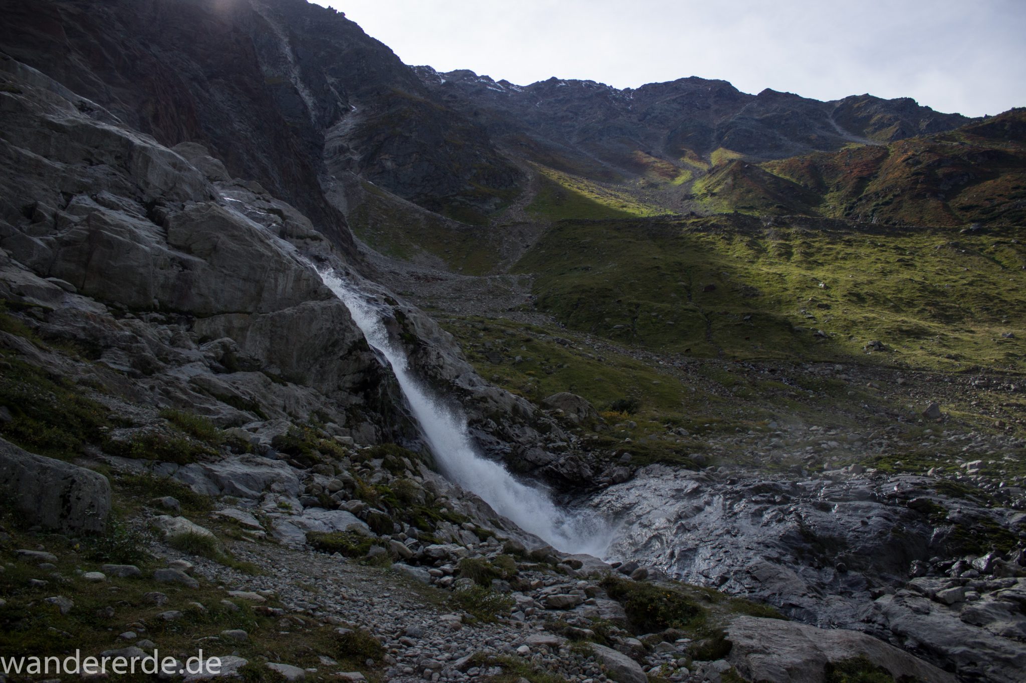 Alpenüberquerung Fernwanderweg E5 Oberstdorf Meran, 4. Etappe von Skihütte Zams zur Braunschweiger Hütte, herrliches Wanderwetter bei strahlendem Sonnenschein, Blick auf schönen und schmalen Wanderweg beim Aufstieg zur Braunschweiger Hütte über Wasserfall Weg, Wanderweg über Wasserfall wird zunehmend steiler über viel Geröll und dauert lange, Aussicht auf die schönen Berge der Alpen und Wasserfall mit Gletscherwasser und noch etwas grüne Vegetation