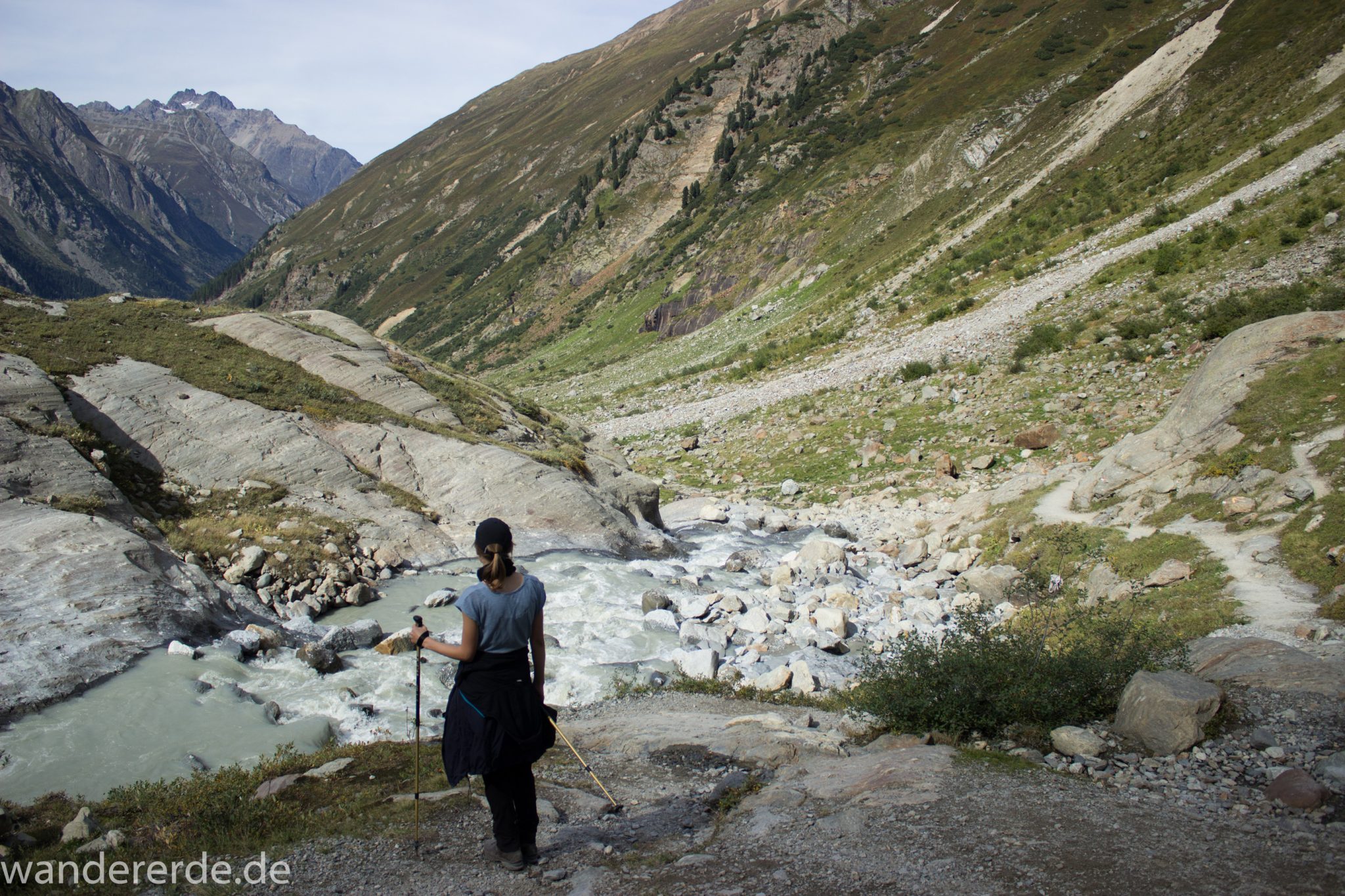 Alpenüberquerung Fernwanderweg E5 Oberstdorf Meran, 4. Etappe von Skihütte Zams zur Braunschweiger Hütte, herrliches Wanderwetter bei strahlendem Sonnenschein, Blick auf Wanderer auf schönem und schmalem Wanderweg während Aufstieg zur Braunschweiger Hütte über Wasserfall Weg, Wanderweg über Wasserfall wird zunehmend steiler und dauert lange, Aussicht auf die schönen Berge der Alpen und Wasserfall mit Gletscherwasser und noch etwas grüne Vegetation