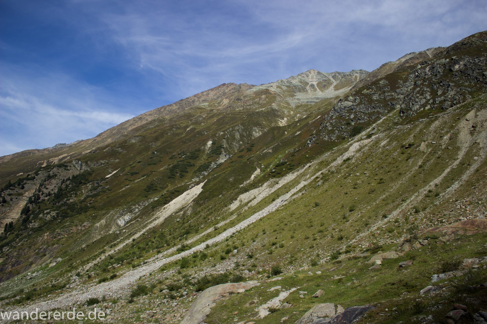 Alpenüberquerung Fernwanderweg E5 Oberstdorf Meran, 4. Etappe von Skihütte Zams zur Braunschweiger Hütte, herrliches Wanderwetter bei strahlendem Sonnenschein, Blick vom schönem und schmalem Wanderweg während Aufstieg zur Braunschweiger Hütte über Wasserfall Weg, Wanderweg über Wasserfall wird zunehmend steiler und dauert lange, Aussicht auf die schönen Berge der Alpen und noch etwas grüne Vegetation