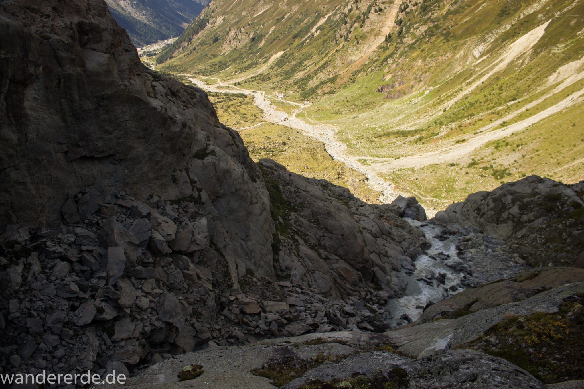 Alpenüberquerung Fernwanderweg E5 Oberstdorf Meran, 4. Etappe von Skihütte Zams zur Braunschweiger Hütte, herrliches Wanderwetter bei strahlendem Sonnenschein, Blick Richtung Materialseilbahn der Braunschweiger Hütte vom schönen und schmalen Wanderweg während Aufstieg zur Braunschweiger Hütte über Wasserfall Weg, Wanderweg über Wasserfall wird zunehmend steiler und dauert lange, Aussicht auf die schönen Berge der Alpen