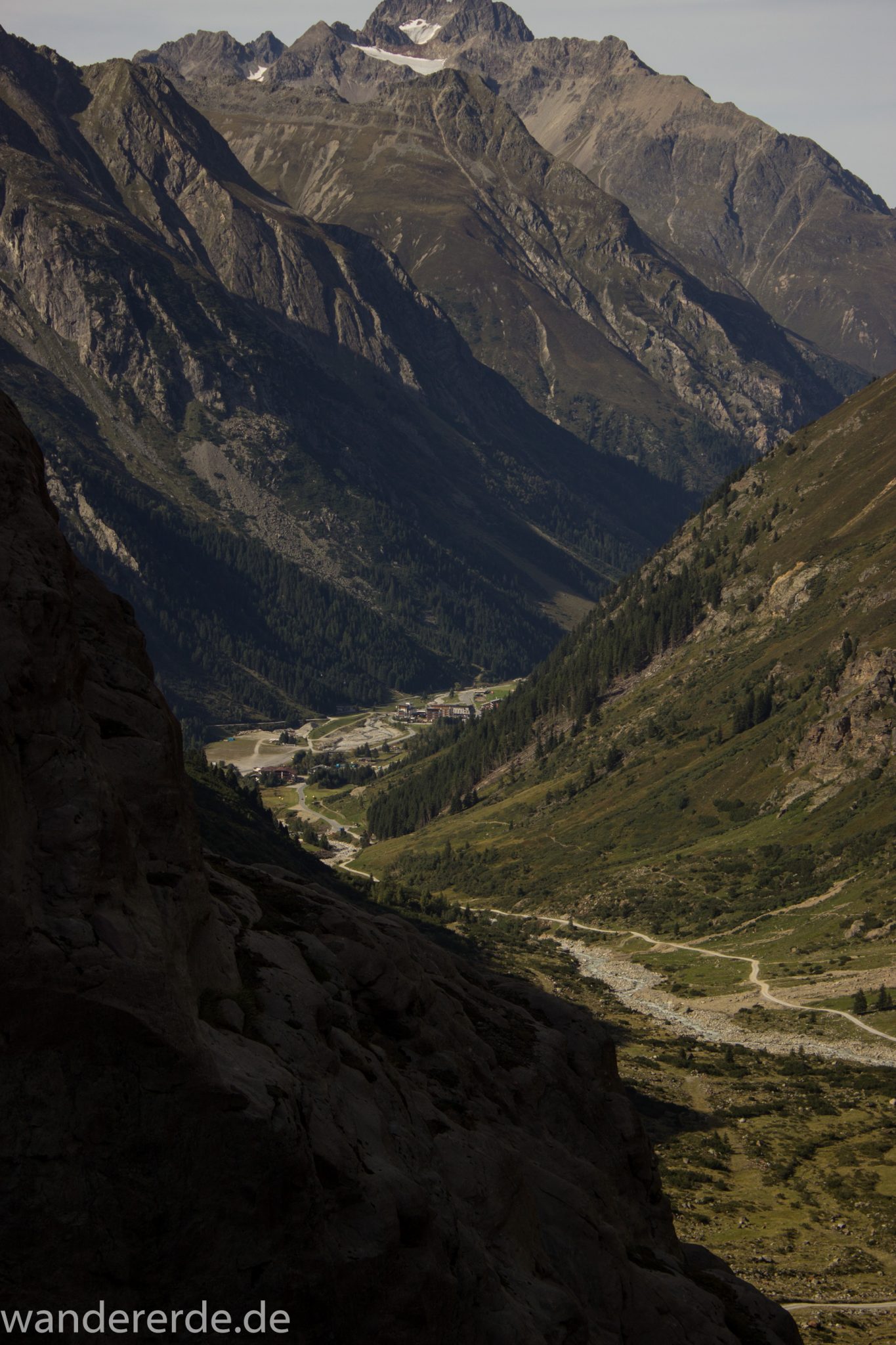Alpenüberquerung Fernwanderweg E5 Oberstdorf Meran, 4. Etappe von Skihütte Zams zur Braunschweiger Hütte, herrliches Wanderwetter bei strahlendem Sonnenschein, Blick Richtung Materialseilbahn der Braunschweiger Hütte vom schönen und schmalen Wanderweg während Aufstieg zur Braunschweiger Hütte über Wasserfall Weg, Wanderweg über Wasserfall wird zunehmend steiler und dauert lange, Aussicht auf die schönen Berge der Alpen und den Wanderweg unten im Tal