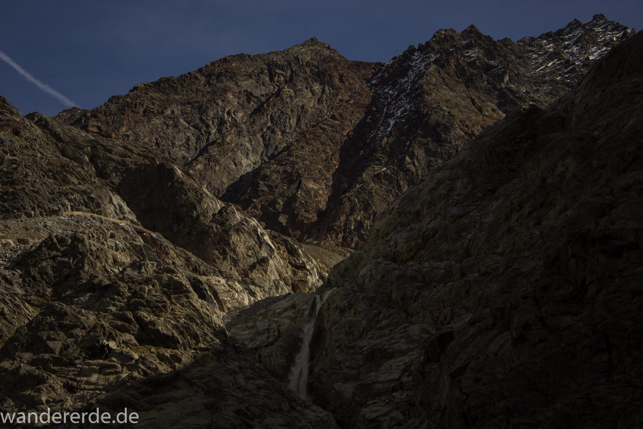 Alpenüberquerung Fernwanderweg E5 Oberstdorf Meran, 4. Etappe von Skihütte Zams zur Braunschweiger Hütte, herrliches Wanderwetter bei strahlendem Sonnenschein, Blick vom schönen und schmalen Wanderweg beim Aufstieg zur Braunschweiger Hütte über Wasserfall Weg, Wanderweg über Wasserfall wird zunehmend steiler über viel Geröll und dauert lange, Aussicht auf die schönen Berge der Alpen und Wasserfall mit Gletscherwasser, beeindruckende Berge der Alpen türmen sich vor einem auf