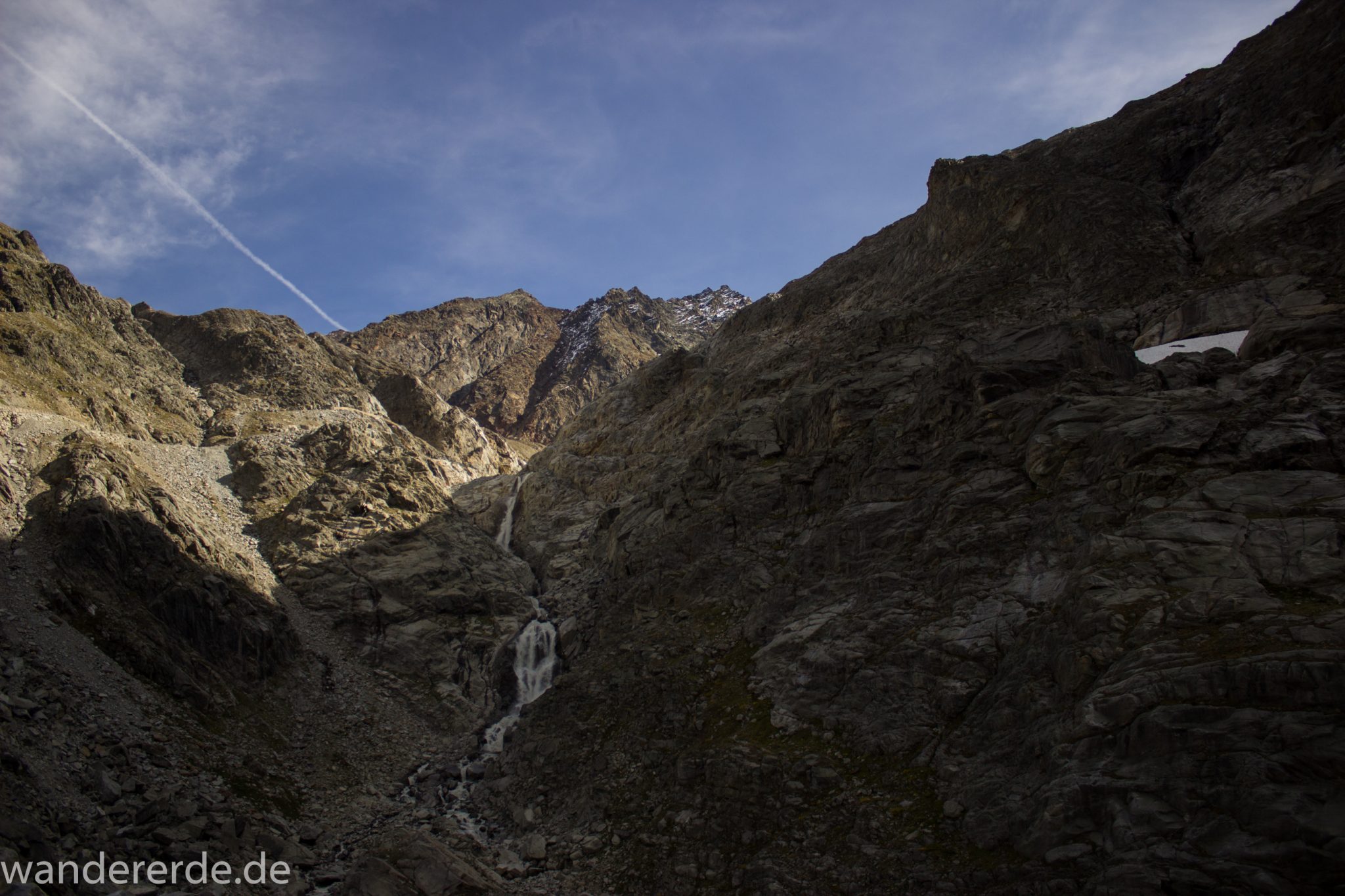 Alpenüberquerung Fernwanderweg E5 Oberstdorf Meran, 4. Etappe von Skihütte Zams zur Braunschweiger Hütte, herrliches Wanderwetter bei strahlendem Sonnenschein, Blick vom schönen und schmalen Wanderweg beim Aufstieg zur Braunschweiger Hütte über Wasserfall Weg, Wanderweg über Wasserfall wird zunehmend steiler über viel Geröll und dauert lange, Aussicht auf die schönen Berge der Alpen und Wasserfall mit Gletscherwasser, beeindruckende Berge der Alpen türmen sich vor einem auf