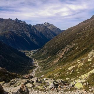 Alpenüberquerung Fernwanderweg E5 Oberstdorf Meran, 4. Etappe von Skihütte Zams zur Braunschweiger Hütte, herrliches Wanderwetter bei strahlendem Sonnenschein, Blick Richtung Materialseilbahn der Braunschweiger Hütte vom schönen und schmalen Wanderweg während Aufstieg zur Braunschweiger Hütte über Wasserfall Weg, Wanderweg über Wasserfall wird zunehmend steiler und dauert lange, Aussicht auf die schönen Berge der Alpen und den Wanderweg unten im Tal