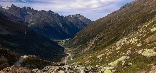 Alpenüberquerung Fernwanderweg E5 Oberstdorf Meran, 4. Etappe von Skihütte Zams zur Braunschweiger Hütte, herrliches Wanderwetter bei strahlendem Sonnenschein, Blick Richtung Materialseilbahn der Braunschweiger Hütte vom schönen und schmalen Wanderweg während Aufstieg zur Braunschweiger Hütte über Wasserfall Weg, Wanderweg über Wasserfall wird zunehmend steiler und dauert lange, Aussicht auf die schönen Berge der Alpen und den Wanderweg unten im Tal