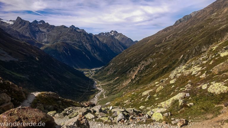 Alpenüberquerung Fernwanderweg E5 Oberstdorf Meran, 4. Etappe von Skihütte Zams zur Braunschweiger Hütte, herrliches Wanderwetter bei strahlendem Sonnenschein, Blick Richtung Materialseilbahn der Braunschweiger Hütte vom schönen und schmalen Wanderweg während Aufstieg zur Braunschweiger Hütte über Wasserfall Weg, Wanderweg über Wasserfall wird zunehmend steiler und dauert lange, Aussicht auf die schönen Berge der Alpen und den Wanderweg unten im Tal