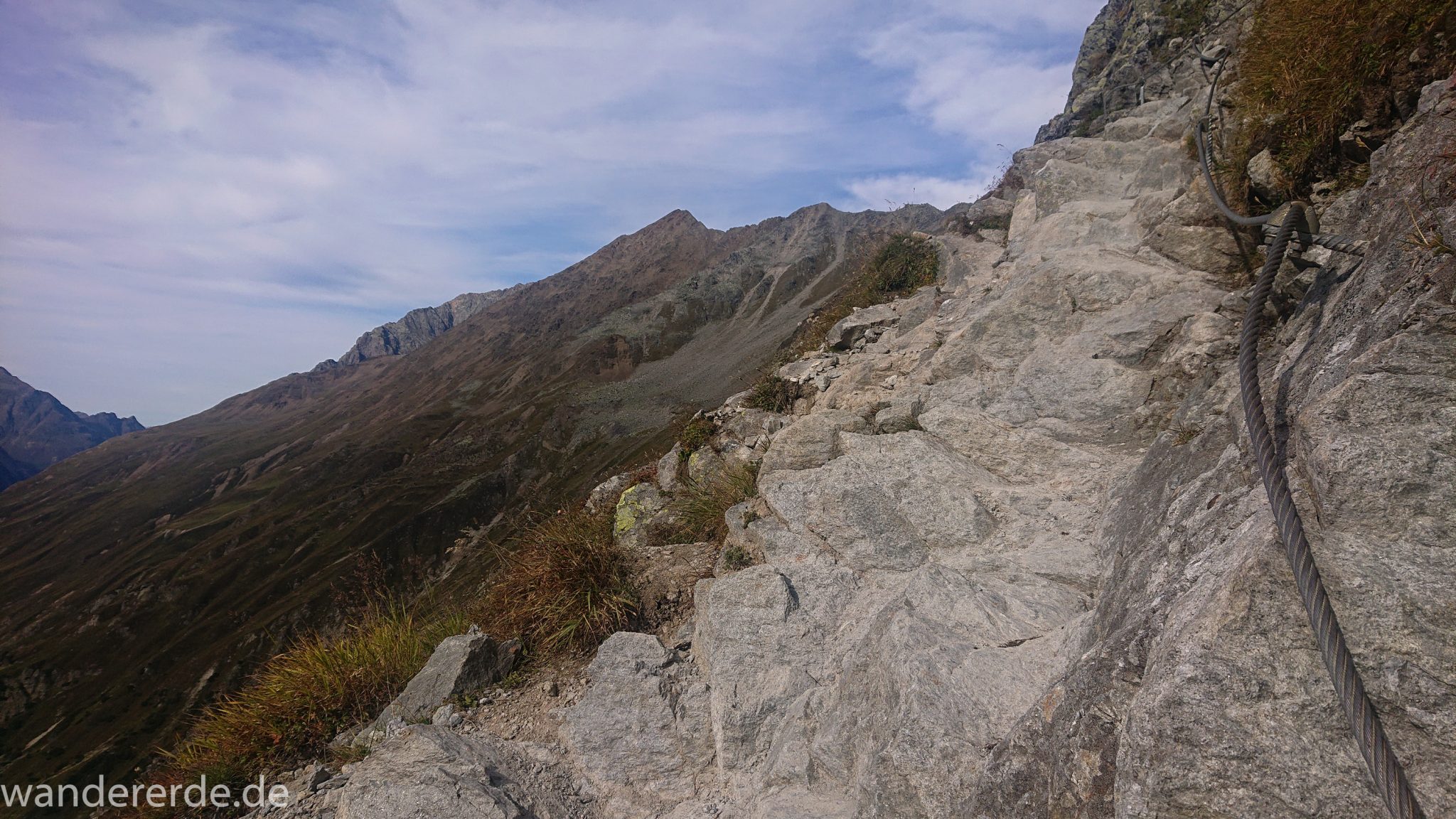 Alpenüberquerung Fernwanderweg E5 Oberstdorf Meran, 4. Etappe von Skihütte Zams zur Braunschweiger Hütte, Blick auf steil aufwärts führende Felsen mit Drahtseilsicherung beim Aufstieg zur Braunschweiger Hütte über Wasserfall Weg, Wanderweg ist teilweise sehr steil und schwierig, aber der Aufstieg zur Braunschweiger Hütte macht Spaß und ist sehr abwechslungsreich, viel Geröll und große Steine überwinden, Aussicht auf die schönen Berge der Alpen
