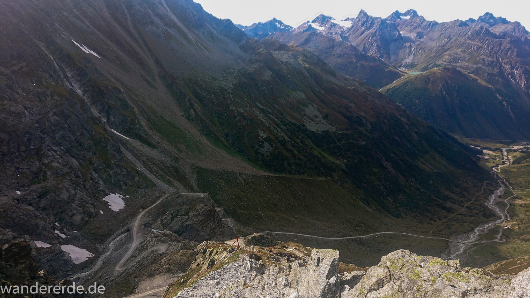 Alpenüberquerung Fernwanderweg E5 Oberstdorf Meran, 4. Etappe von Skihütte Zams zur Braunschweiger Hütte, herrliches Wanderwetter bei strahlendem Sonnenschein, Blick Richtung Materialseilbahn der Braunschweiger Hütte vom schönen und schmalen Wanderweg während Aufstieg zur Braunschweiger Hütte über Wasserfall Weg, Wanderweg wird zunehmend steiler und dauert lange, Aussicht auf die schönen Berge der Alpen und den Wanderweg unten im Tal