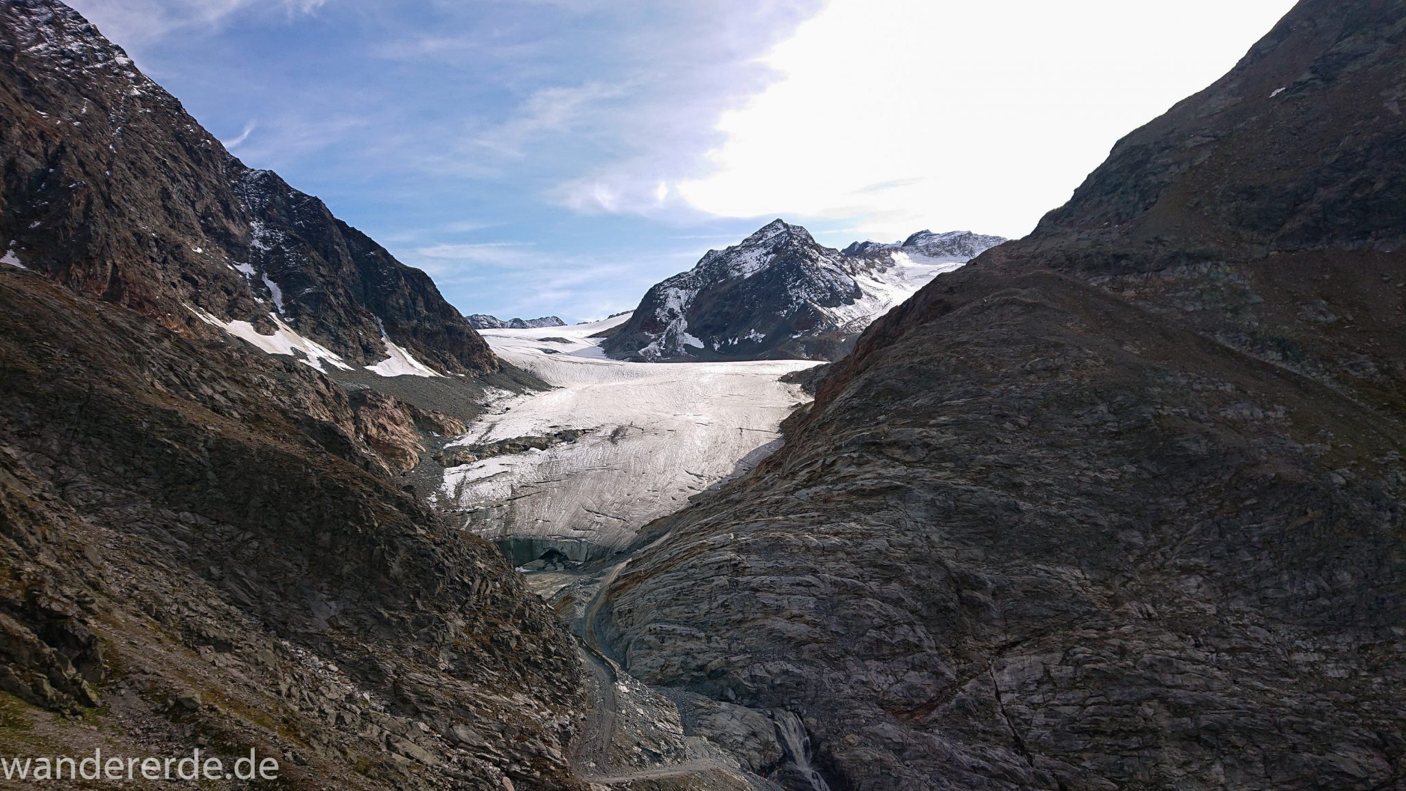 Alpenüberquerung Fernwanderweg E5 Oberstdorf Meran, 4. Etappe von Skihütte Zams zur Braunschweiger Hütte, Blick vom schönen und schmalen Wanderweg beim Aufstieg zur Braunschweiger Hütte über Wasserfall Weg, Wanderweg wird zunehmend steiler über viel Geröll und große Steine und Felsen sind zu überwinden,  Aussicht auf die schönen Berge der Alpen und Gletscher, beeindruckende Berge der Alpen türmen sich vor einem auf