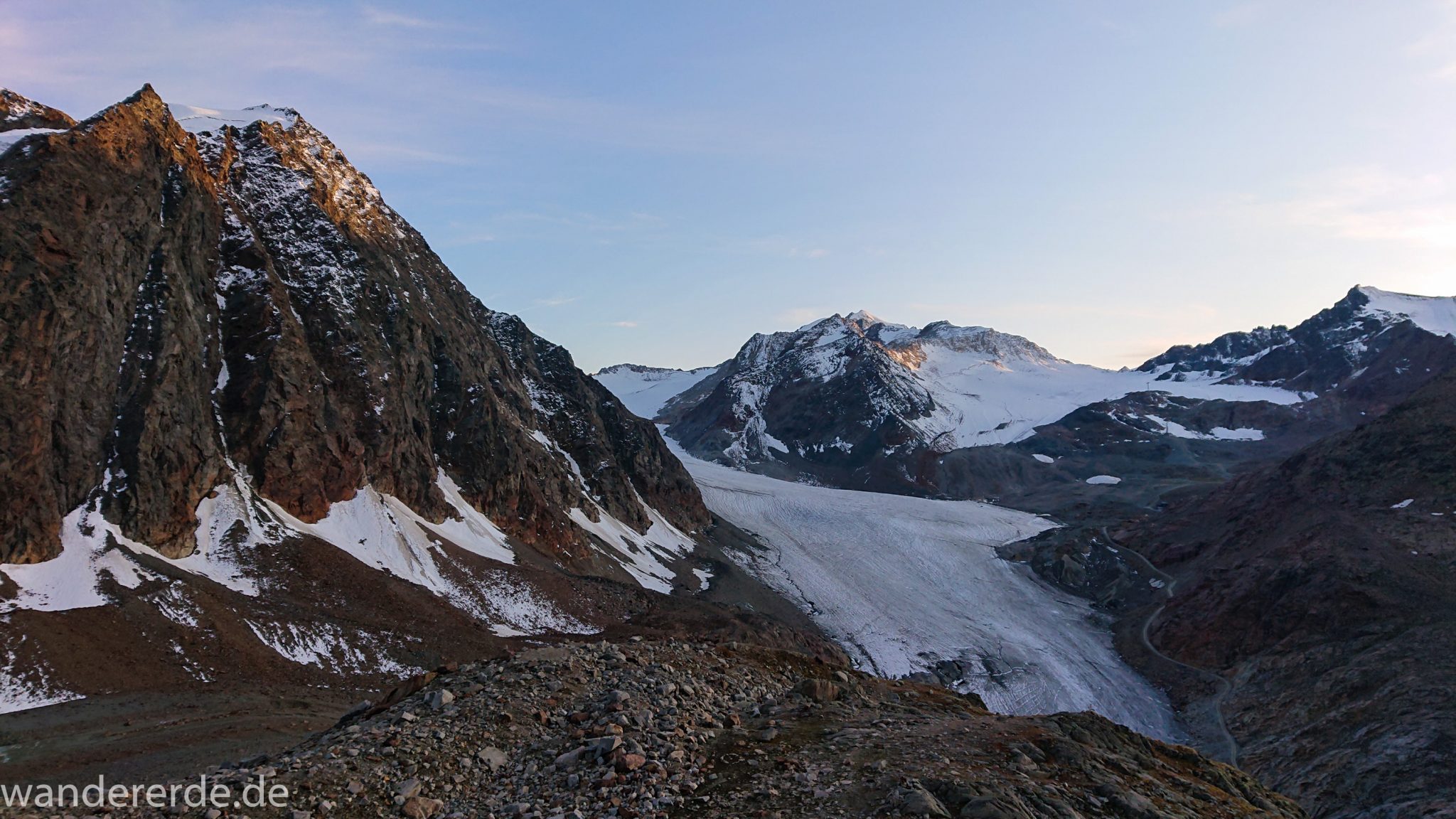 Alpenüberquerung Fernwanderweg E5 Oberstdorf Meran, 4. Etappe von Skihütte Zams zur Braunschweiger Hütte, Blick vom schönen und schmalen Wanderweg beim Aufstieg zur Braunschweiger Hütte über Wasserfall Weg, Wanderweg wird zunehmend steiler über viel Geröll und große Steine und Felsen sind zu überwinden,  Aussicht auf die schönen Berge der Alpen und Gletscher, beeindruckende Berge der Alpen türmen sich vor einem auf
