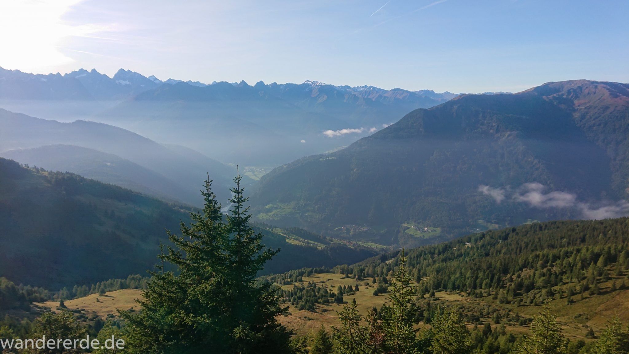 Alpenüberquerung Fernwanderweg E5 Oberstdorf Meran, 4. Etappe von Skihütte Zams zur Braunschweiger Hütte, von der Bergstation der Venet Bergbahn über den Venetrundweg nach Wenns, tolle Aussicht auf die Berge der Alpen und grüne Vegetation, herrliches Wanderwetter bei strahlendem Sonnenschein, schöner, angenehmer Wanderweg Venetrundweg über Galfun Alm und Gogles Alm, nur einige kurze steile Abschnitte