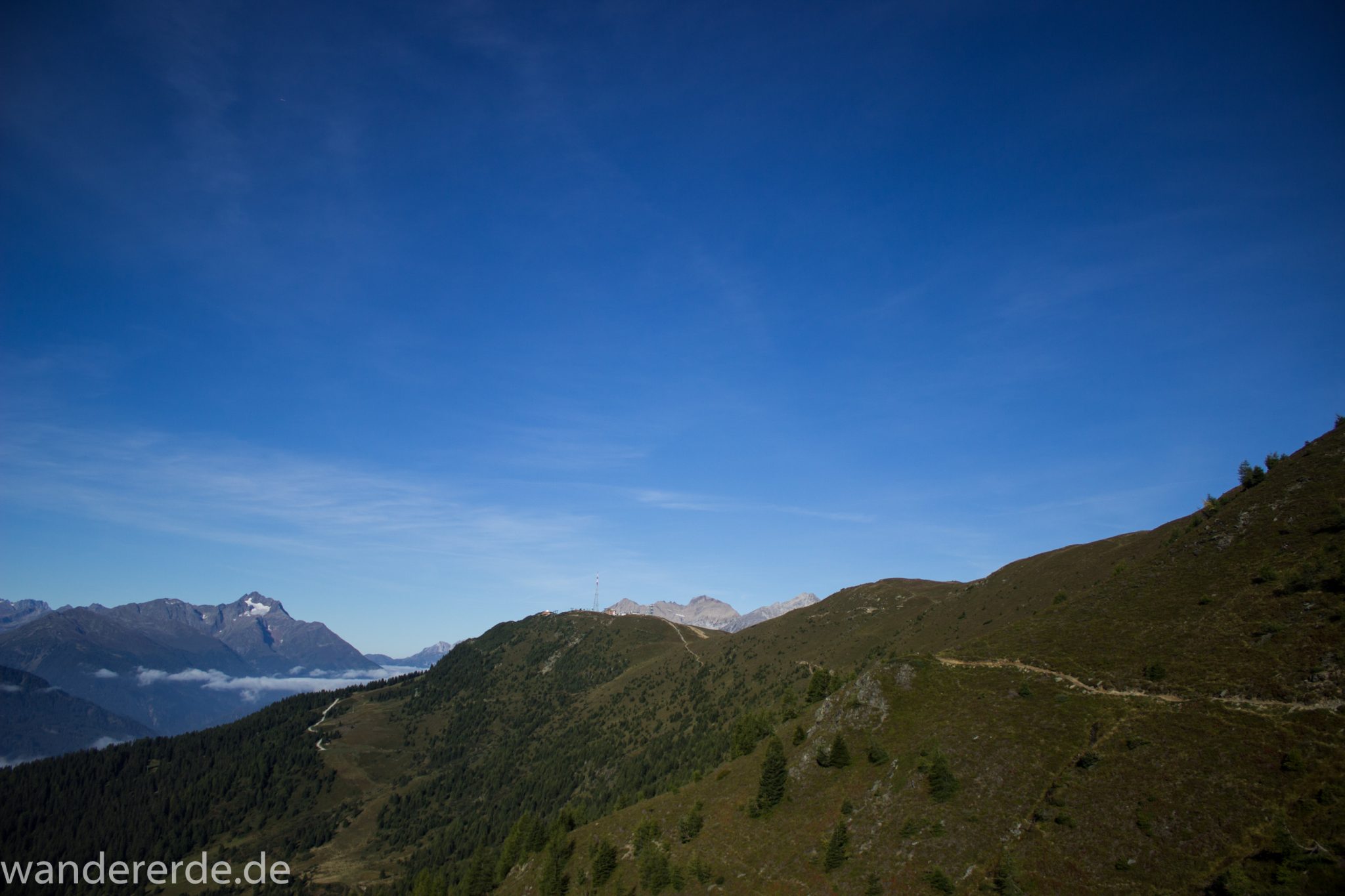 Alpenüberquerung Fernwanderweg E5 Oberstdorf Meran, 4. Etappe von Skihütte Zams zur Braunschweiger Hütte, von der Bergstation der Venet Bergbahn über den Venetrundweg nach Wenns, tolle Aussicht auf die Berge der Alpen und grüne Vegetation, herrliches Wanderwetter bei strahlendem Sonnenschein, schöner, angenehmer Wanderweg Venetrundweg über Galfun Alm und Gogles Alm, nur einige kurze steile Abschnitte