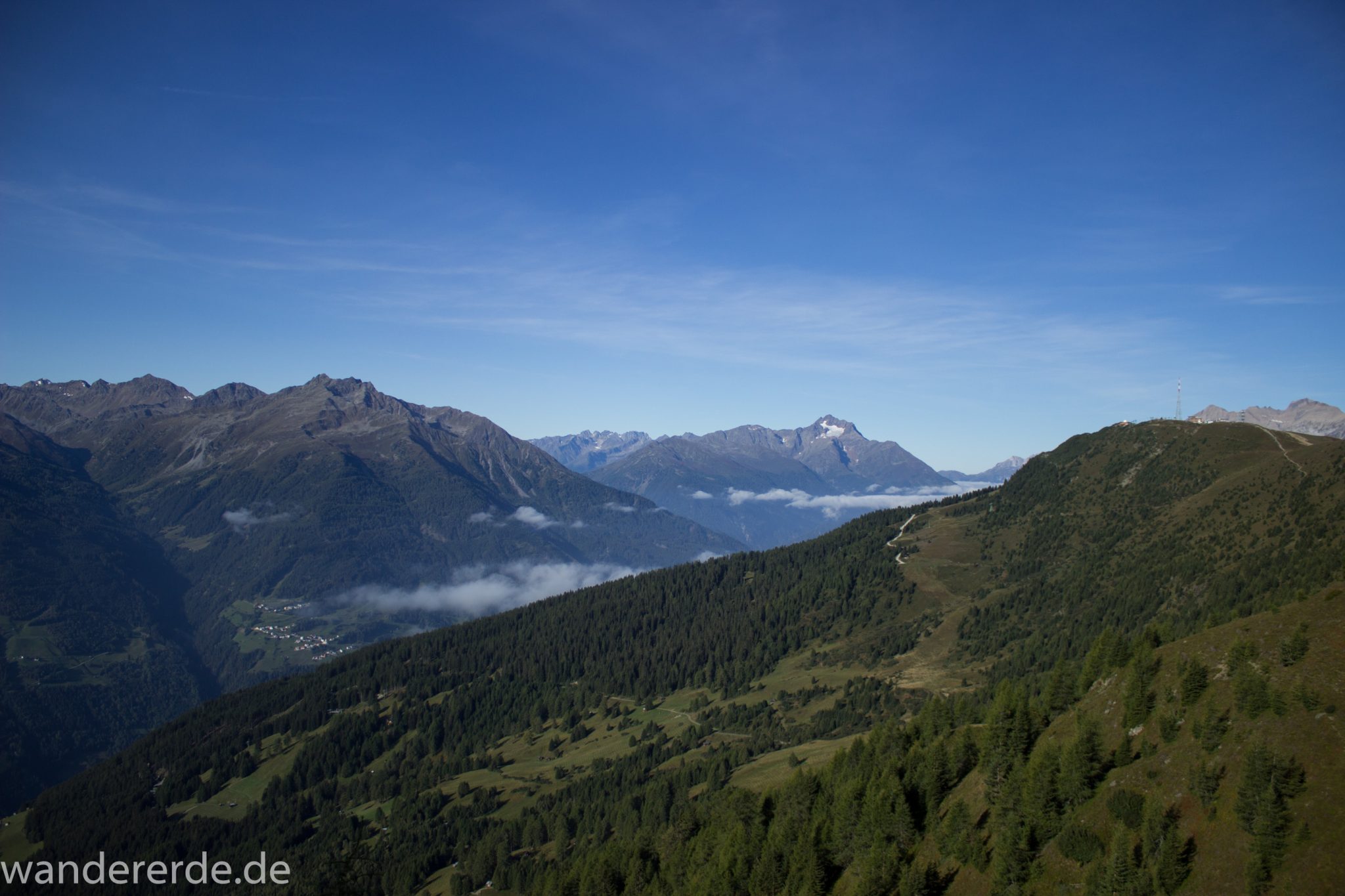 Alpenüberquerung Fernwanderweg E5 Oberstdorf Meran, 4. Etappe von Skihütte Zams zur Braunschweiger Hütte, von der Bergstation der Venet Bergbahn über den Venetrundweg nach Wenns, tolle Aussicht auf die Berge der Alpen und grüne Vegetation, herrliches Wanderwetter bei strahlendem Sonnenschein, schöner, angenehmer Wanderweg Venetrundweg über Galfun Alm und Gogles Alm, nur einige kurze steile Abschnitte