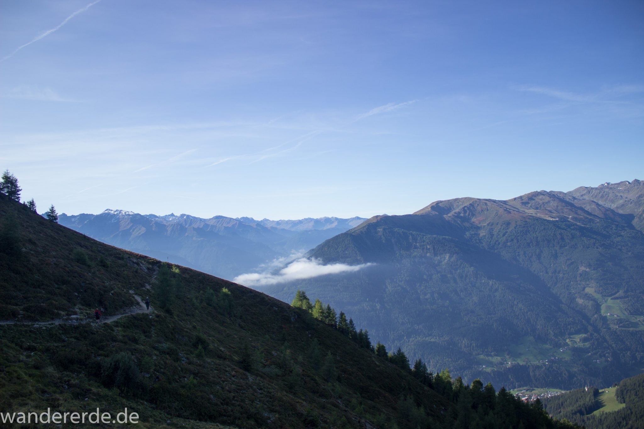 Alpenüberquerung Fernwanderweg E5 Oberstdorf Meran, 4. Etappe von Skihütte Zams zur Braunschweiger Hütte, von der Bergstation der Venet Bergbahn über den Venetrundweg nach Wenns, tolle Aussicht auf die Berge der Alpen und grüne Vegetation, herrliches Wanderwetter bei strahlendem Sonnenschein, Wanderer auf schönem, angenehmem Wanderweg Venetrundweg über Galfun Alm und Gogles Alm auf dem Weg nach Wenns, nur einige kurze steile Abschnitte