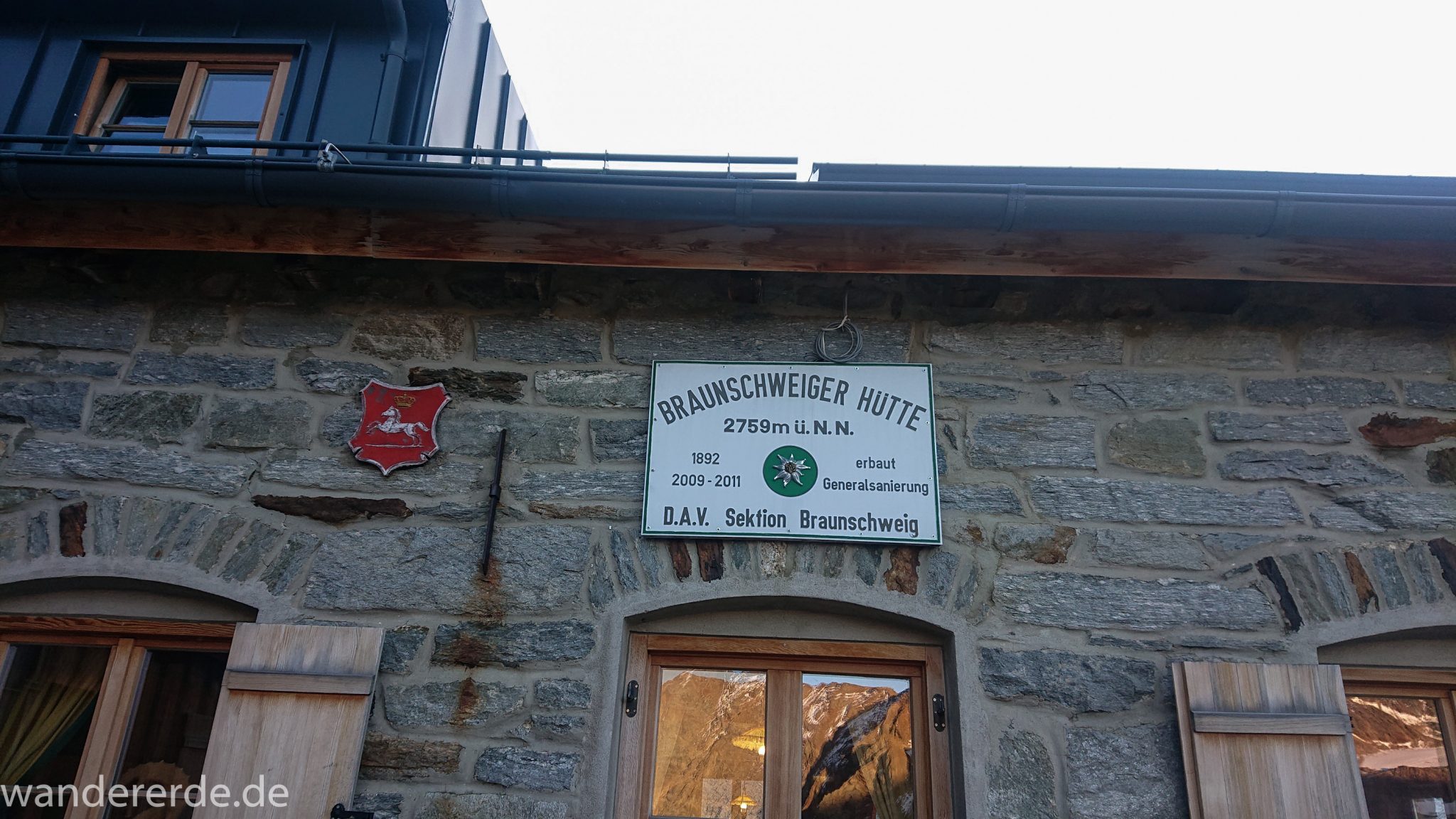 Alpenüberquerung Fernwanderweg E5 Oberstdorf Meran, 5. Etappe von Braunschweiger Hütte zur Martin-Busch-Hütte, Blick auf Braunschweiger Hütte in 2759 Meter Höhe