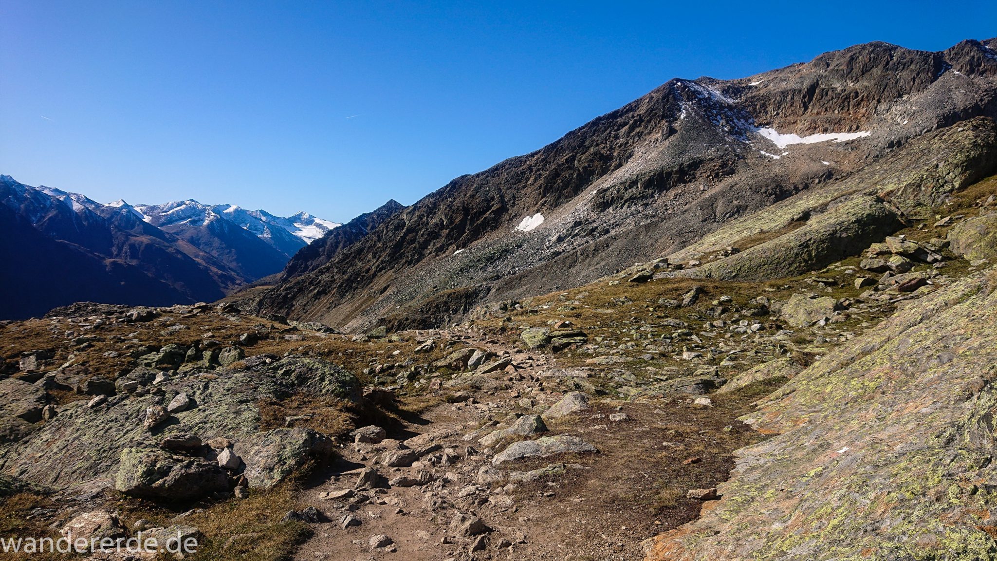 Alpenüberquerung Fernwanderweg E5 Oberstdorf Meran, 5. Etappe von Braunschweiger Hütte zur Martin-Busch-Hütte, nach Überschreiten des Pitztaler Jochls geht es mit dem Bus durch den Rosi-Mittermeier-Tunnel, dann in 4 Stunden auf dem neuen Panoramaweg nach Vent, sehr abwechslungsreiche Wegführung, Zeit vergeht schnell, immer nur kurze Abschnitte ansteigend bergauf, zauberhafte Ausblicke auf die umliegenden Berge