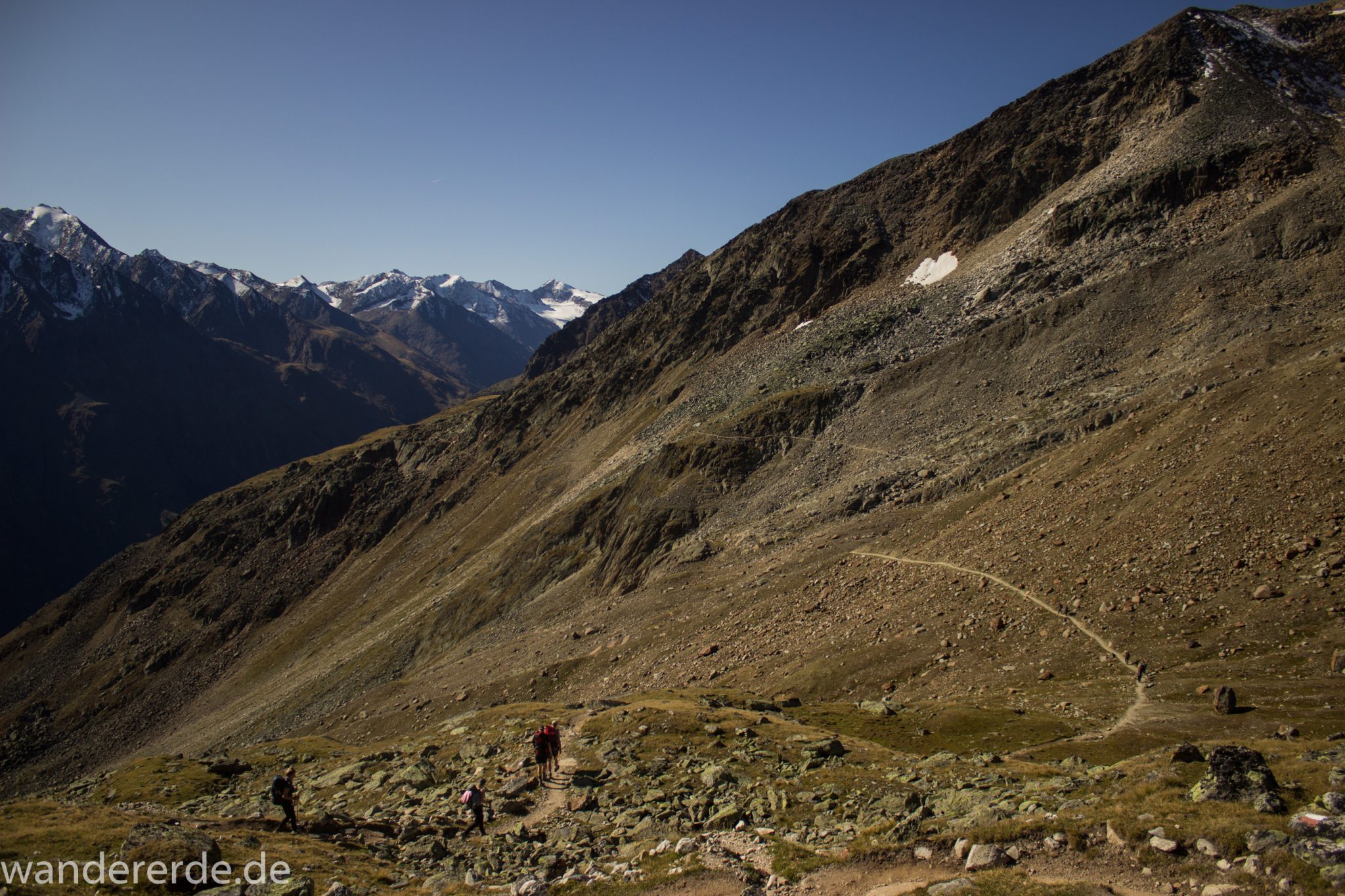 Alpenüberquerung Fernwanderweg E5 Oberstdorf Meran, 5. Etappe von Braunschweiger Hütte zur Martin-Busch-Hütte, nach Überschreiten des Pitztaler Jochls geht es mit dem Bus durch den Rosi-Mittermeier-Tunnel, dann in 4 Stunden auf dem neuen Panoramaweg nach Vent, sehr abwechslungsreiche Wegführung auf schmalem, schönem Wanderweg, Zeit vergeht schnell, immer nur kurze Abschnitte ansteigend bergauf, dann wieder bergab, zauberhafte Ausblicke auf die umliegenden Berge