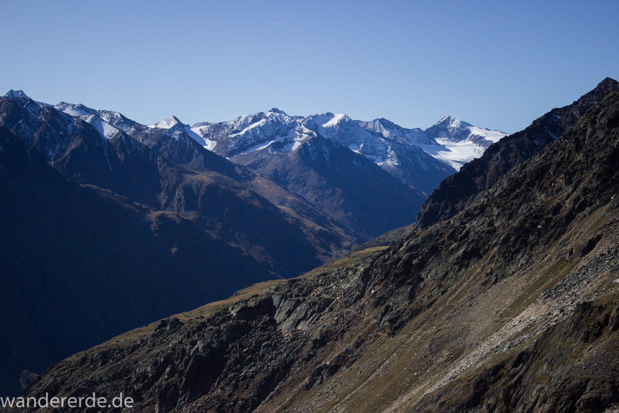 Alpenüberquerung Fernwanderweg E5 Oberstdorf Meran, 5. Etappe von Braunschweiger Hütte zur Martin-Busch-Hütte, nach Überschreiten des Pitztaler Jochls geht es mit dem Bus durch den Rosi-Mittermeier-Tunnel, dann in 4 Stunden auf dem neuen Panoramaweg nach Vent, sehr abwechslungsreiche Wegführung auf schmalem, schönem Wanderweg, Zeit vergeht schnell, immer nur kurze Abschnitte ansteigend bergauf, dann wieder bergab, zauberhafte Ausblicke auf die umliegenden Berge