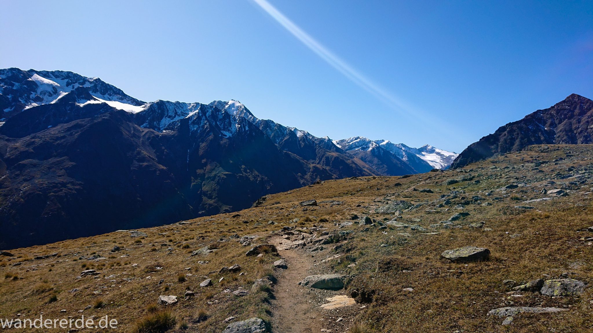 Alpenüberquerung Fernwanderweg E5 Oberstdorf Meran, 5. Etappe von Braunschweiger Hütte zur Martin-Busch-Hütte, nach Überschreiten des Pitztaler Jochls geht es mit dem Bus durch den Rosi-Mittermeier-Tunnel, dann in 4 Stunden auf dem neuen Panoramaweg nach Vent, sehr abwechslungsreiche Wegführung auf schmalem, schönem Wanderweg, Zeit vergeht schnell, immer nur kurze Abschnitte ansteigend bergauf, dann wieder bergab, zauberhafte Ausblicke auf die umliegenden Berge