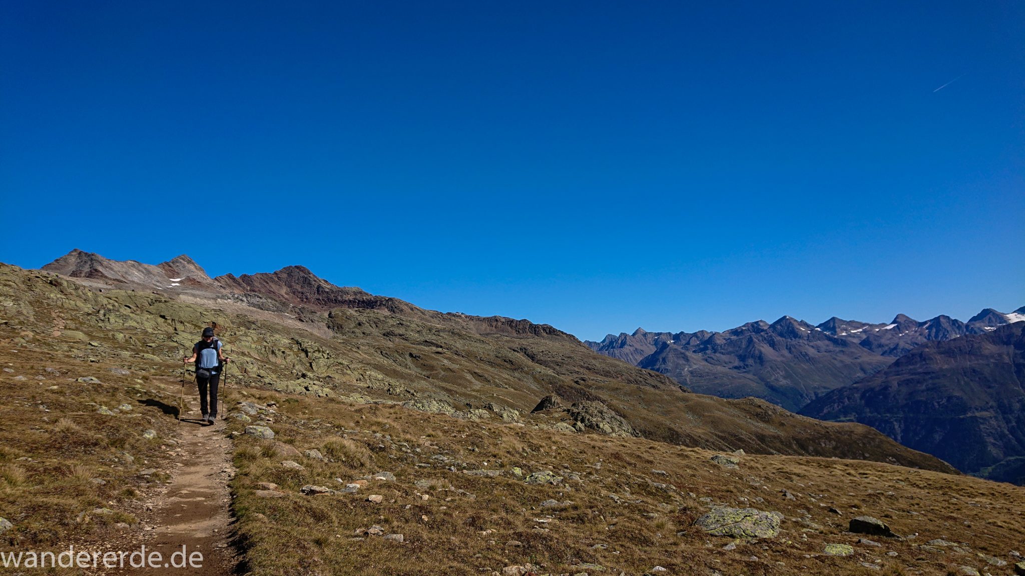 Alpenüberquerung Fernwanderweg E5 Oberstdorf Meran, 5. Etappe von Braunschweiger Hütte zur Martin-Busch-Hütte, Wanderer unterwegs auf dem neuen Panoramaweg nach Vent, Wanderung dauert 4 Stunden, sehr abwechslungsreiche Wegführung auf schmalem, schönem Wanderweg, Zeit vergeht schnell, immer nur kurze Abschnitte ansteigend bergauf, dann wieder bergab, zauberhafte Ausblicke auf die umliegenden Berge und ins Tal, herrliches Wetter zum Wandern bei strahlendem Sonnenschein