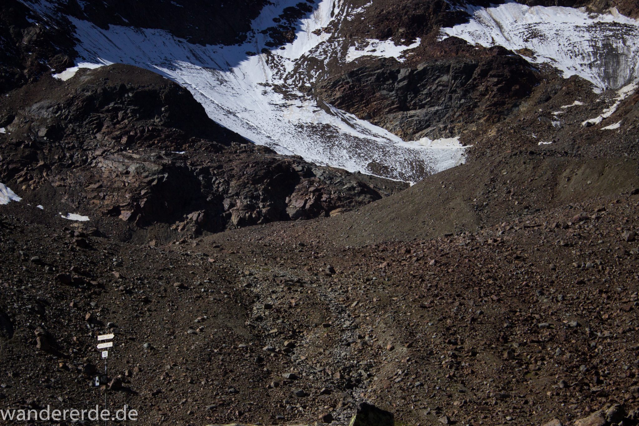 Alpenüberquerung Fernwanderweg E5 Oberstdorf Meran, 5. Etappe von Braunschweiger Hütte zur Martin-Busch-Hütte, Wanderung auf dem neuen Panoramaweg nach Vent dauert 4 Stunden, sehr abwechslungsreiche Wegführung auf schmalem, schönem Wanderweg, Zeit vergeht schnell, immer nur kurze Abschnitte ansteigend bergauf, dann wieder bergab, zauberhafte Ausblicke auf die umliegenden Berge mit Schneefeldern, Wegmarkierung sichtbar, Berghänge mit grobem Geröll, herrliches Wetter zum Wandern bei strahlendem Sonnenschein