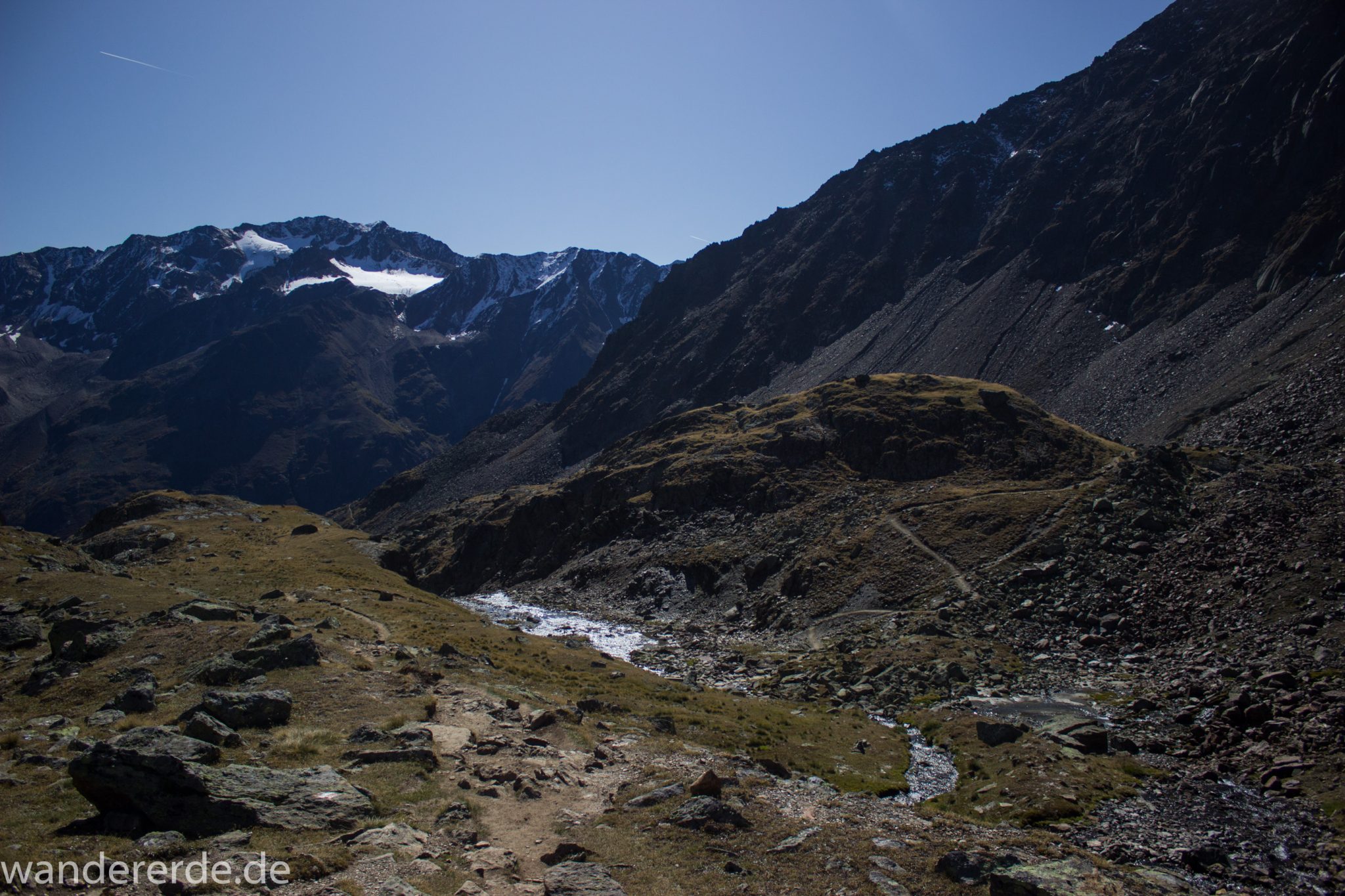Alpenüberquerung Fernwanderweg E5 Oberstdorf Meran, 5. Etappe von Braunschweiger Hütte zur Martin-Busch-Hütte, Wanderung auf dem neuen Panoramaweg nach Vent dauert 4 Stunden, sehr abwechslungsreiche Wegführung auf schmalem, schönem Wanderweg, Zeit vergeht schnell, immer nur kurze Abschnitte ansteigend bergauf, dann wieder bergab, zauberhafte Ausblicke auf die umliegenden Berge und ins Tal, herrliches Wetter zum Wandern bei strahlendem Sonnenschein, Blick auf Hochebene mit kleinem Bach und Wanderweg