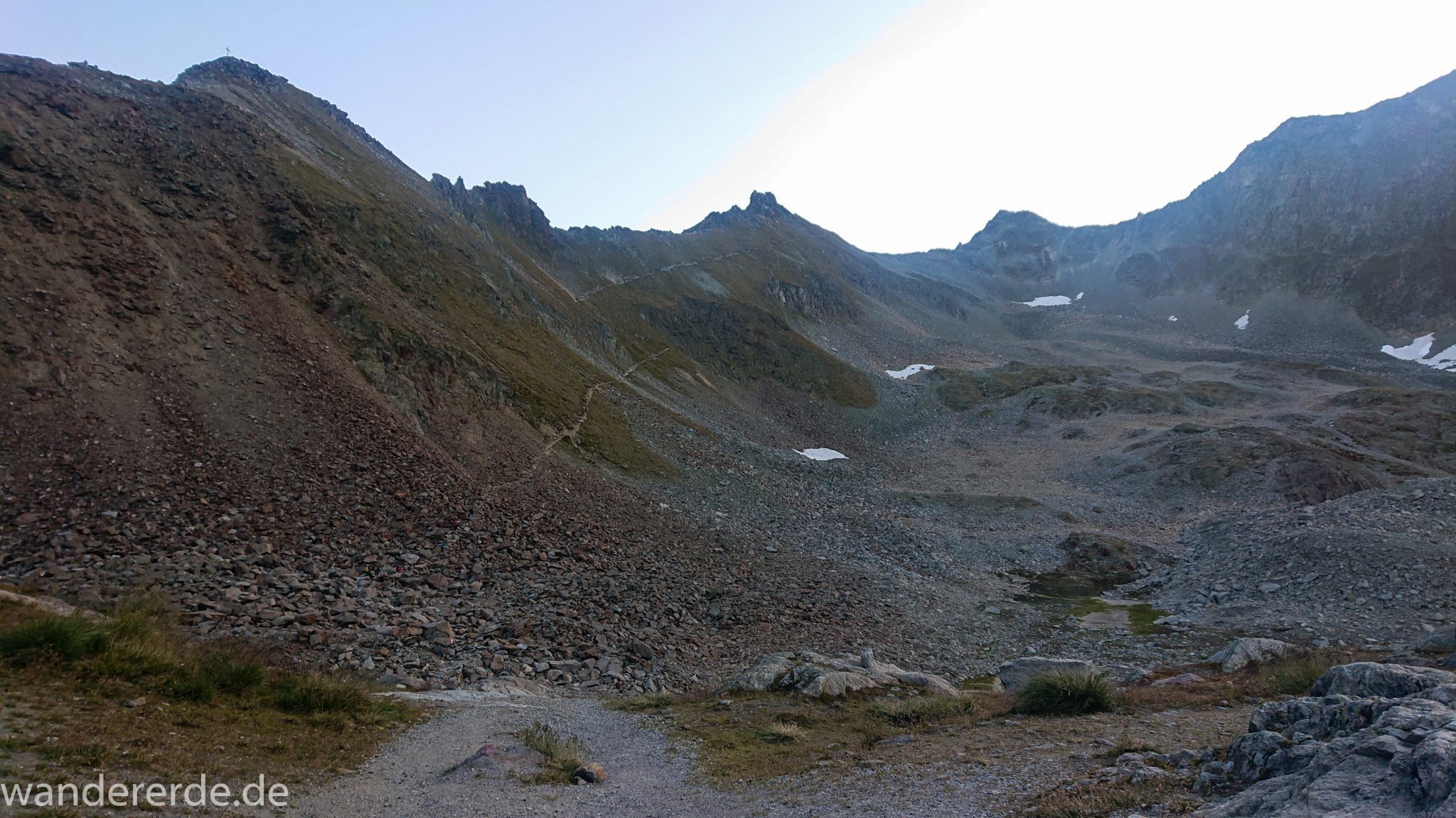 Alpenüberquerung Fernwanderweg E5 Oberstdorf Meran, 5. Etappe von Braunschweiger Hütte zur Martin-Busch-Hütte, zu Beginn der 5. Etappe Blick auf steilen und schmalen Wanderweg mit viel Geröll hinauf zum Pitztaler Jöchl, beeindruckende Berge türmen sich vor einem auf, Reste von Schneefeldern