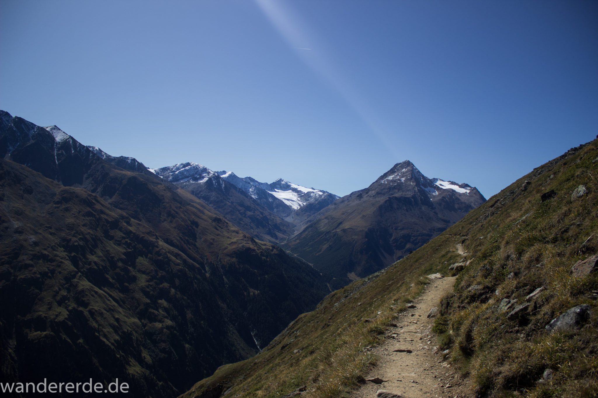 Alpenüberquerung Fernwanderweg E5 Oberstdorf Meran, 5. Etappe von Braunschweiger Hütte zur Martin-Busch-Hütte, Wanderung auf dem neuen Panoramaweg nach Vent dauert 4 Stunden, sehr abwechslungsreiche Wegführung auf schmalem, schönem Wanderweg, Zeit vergeht schnell, immer nur kurze Abschnitte ansteigend bergauf, dann wieder bergab, zauberhafte Ausblicke auf die umliegenden Berge und ins Tal, herrliches Wetter zum Wandern bei strahlendem Sonnenschein, Blick auf Wanderweg am Berghang entlang