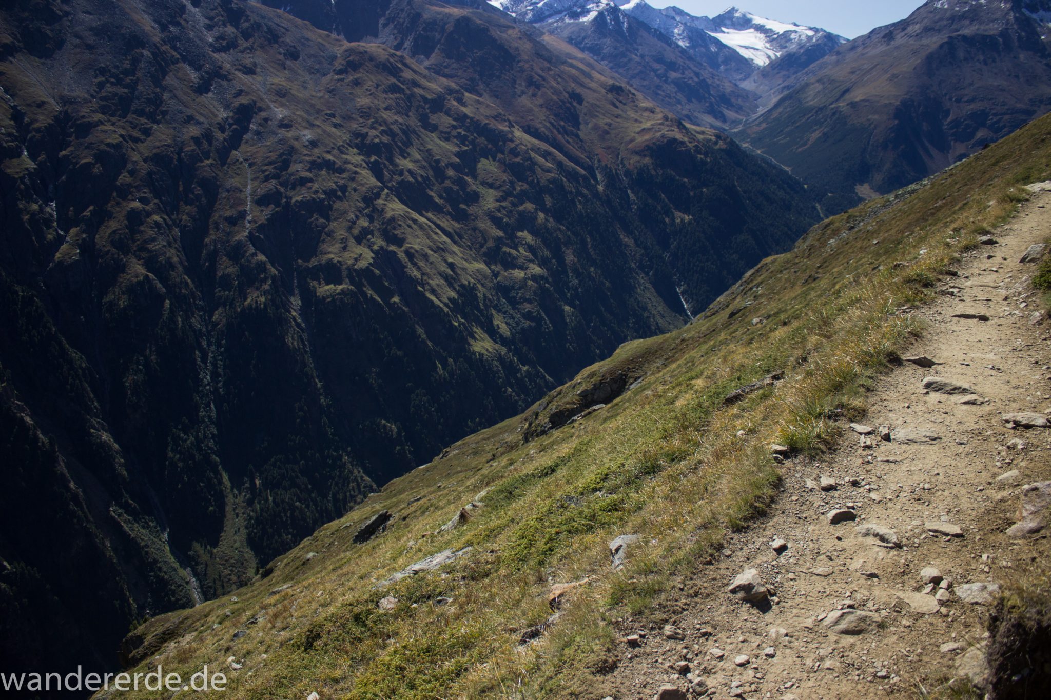 Alpenüberquerung Fernwanderweg E5 Oberstdorf Meran, 5. Etappe von Braunschweiger Hütte zur Martin-Busch-Hütte, Wanderung auf dem neuen Panoramaweg nach Vent dauert 4 Stunden, sehr abwechslungsreiche Wegführung auf schmalem, schönem Wanderweg, Zeit vergeht schnell, immer nur kurze Abschnitte ansteigend bergauf, dann wieder bergab, zauberhafte Ausblicke auf die umliegenden Berge und ins Tal, herrliches Wetter zum Wandern bei strahlendem Sonnenschein, Blick auf Wanderweg am Berghang entlang