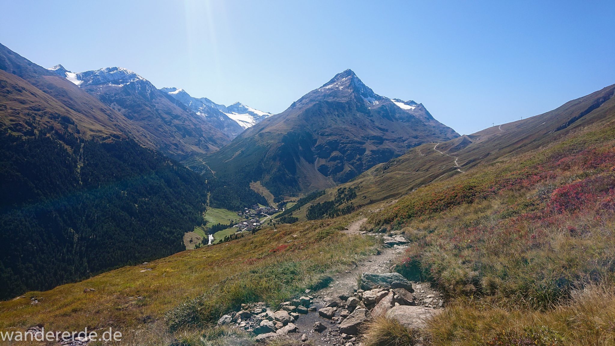 Alpenüberquerung Fernwanderweg E5 Oberstdorf Meran, 5. Etappe von Braunschweiger Hütte zur Martin-Busch-Hütte, Wanderung auf dem neuen Panoramaweg nach Vent dauert 4 Stunden, sehr abwechslungsreiche Wegführung auf schmalem, schönem Wanderweg, Zeit vergeht schnell, immer nur kurze Abschnitte ansteigend bergauf, dann wieder bergab, zauberhafte Ausblicke auf die umliegenden Berge und ins Tal, herrliches Wetter zum Wandern bei strahlendem Sonnenschein, Blick auf Wanderweg am Berghang entlang, Ort Vent ist bereits sichtbar