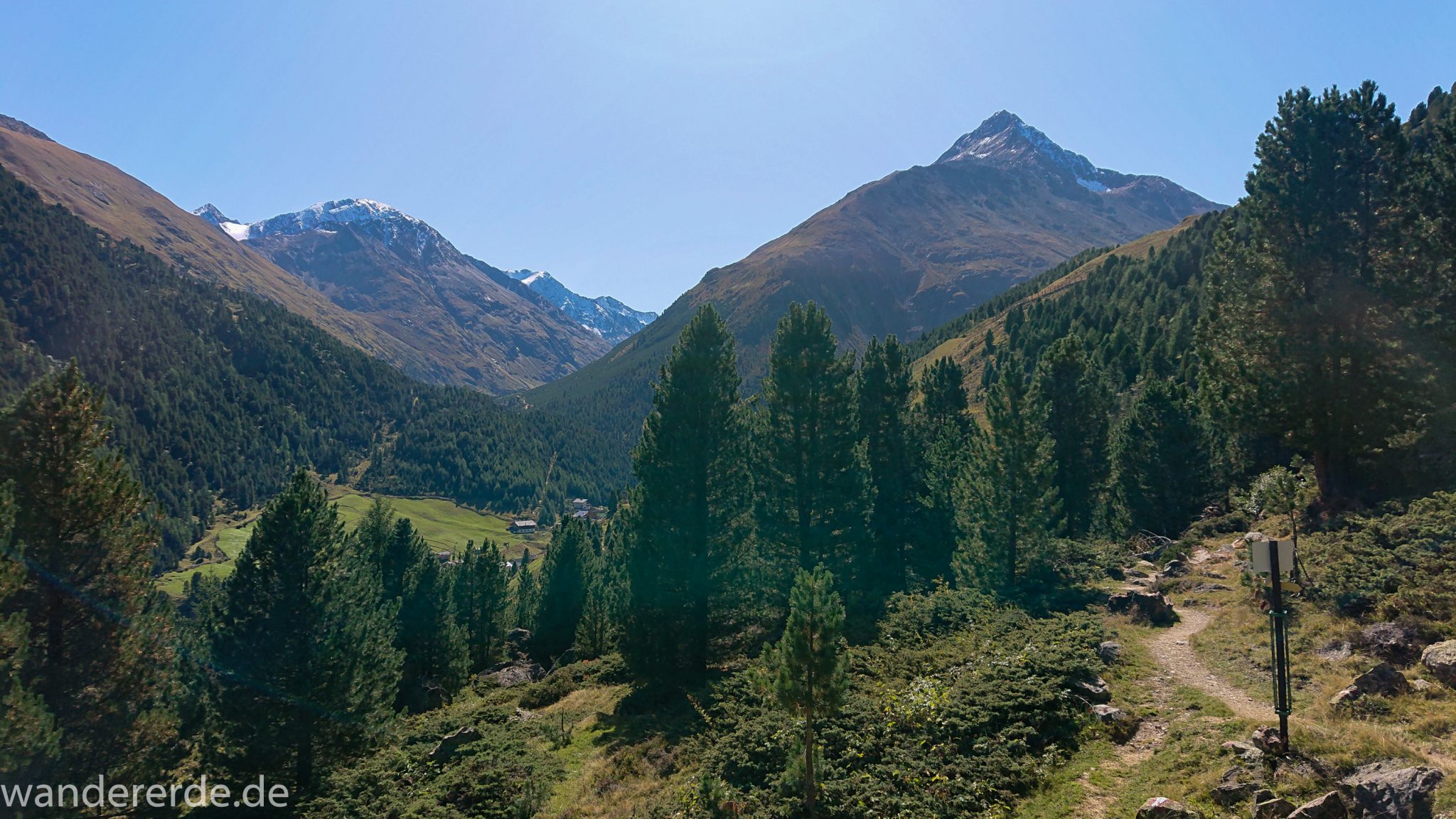 Alpenüberquerung Fernwanderweg E5 Oberstdorf Meran, 5. Etappe von Braunschweiger Hütte zur Martin-Busch-Hütte, Wanderung auf dem neuen Panoramaweg nach Vent dauert 4 Stunden, sehr abwechslungsreiche Wegführung auf schmalem, schönem Wanderweg, Zeit vergeht schnell, immer nur kurze Abschnitte ansteigend bergauf, dann wieder bergab teils durch schönen Wald, zum Schluss breiterer Weg, der über steile Abschnitte abgekürzt werden kann, zauberhafte Ausblicke auf die umliegenden Berge und ins Tal, herrliches Wetter zum Wandern bei strahlendem Sonnenschein, Ort Vent ist links sichtbar