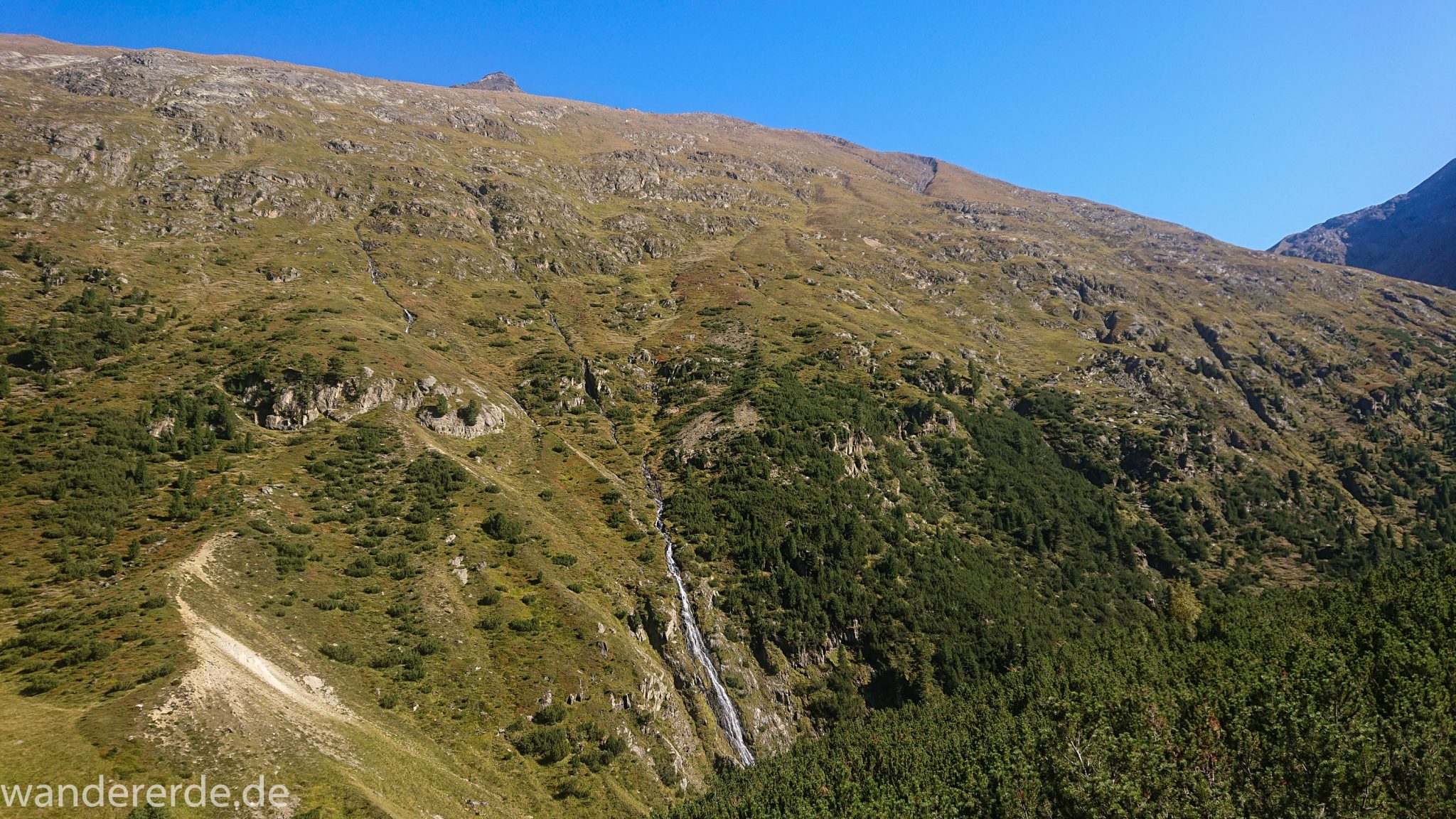 Alpenüberquerung Fernwanderweg E5 Oberstdorf Meran, 5. Etappe von Braunschweiger Hütte zur Martin-Busch-Hütte, nach Wanderung auf dem neuen Panoramaweg nach Vent folgt Anstieg zur Martin-Busch-Hütte, zunächst sehr steile Abkürzung am Lift entlang, Ausblick auf Wasserfall und Berge, herrliches Wetter zum Wandern bei strahlendem Sonnenschein