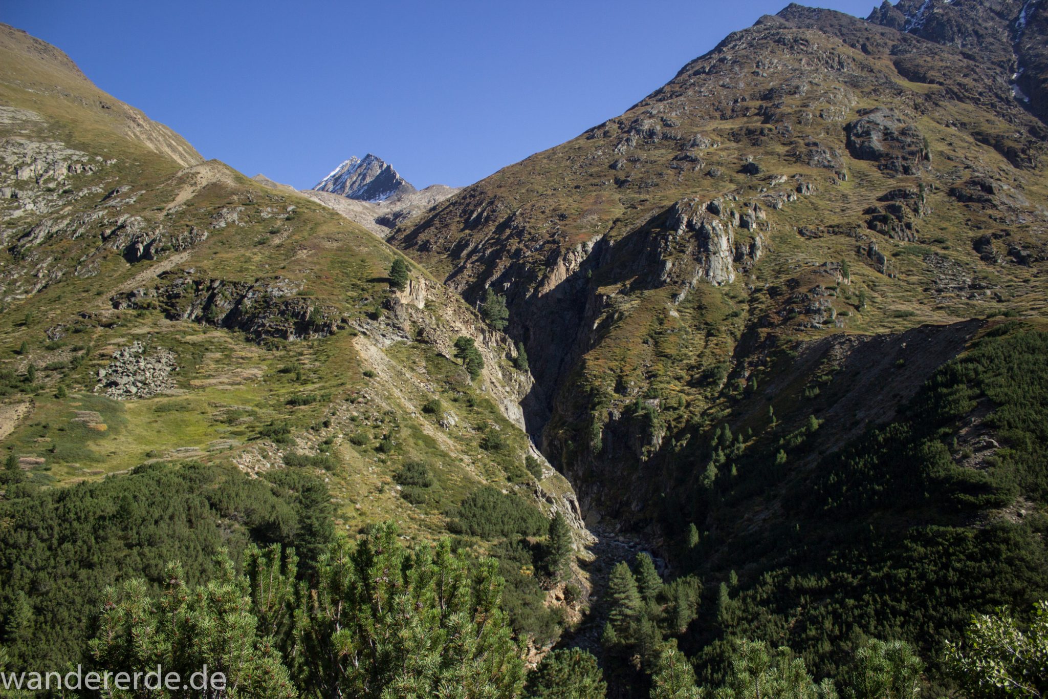 Alpenüberquerung Fernwanderweg E5 Oberstdorf Meran, 5. Etappe von Braunschweiger Hütte zur Martin-Busch-Hütte, nach Wanderung auf dem neuen Panoramaweg nach Vent folgt Anstieg zur Martin-Busch-Hütte, zunächst sehr steile Abkürzung am Lift entlang, herrliches Wetter zum Wandern bei strahlendem Sonnenschein, zauberhafter Ausblick auf kleine Schlucht und die umliegenden Berge